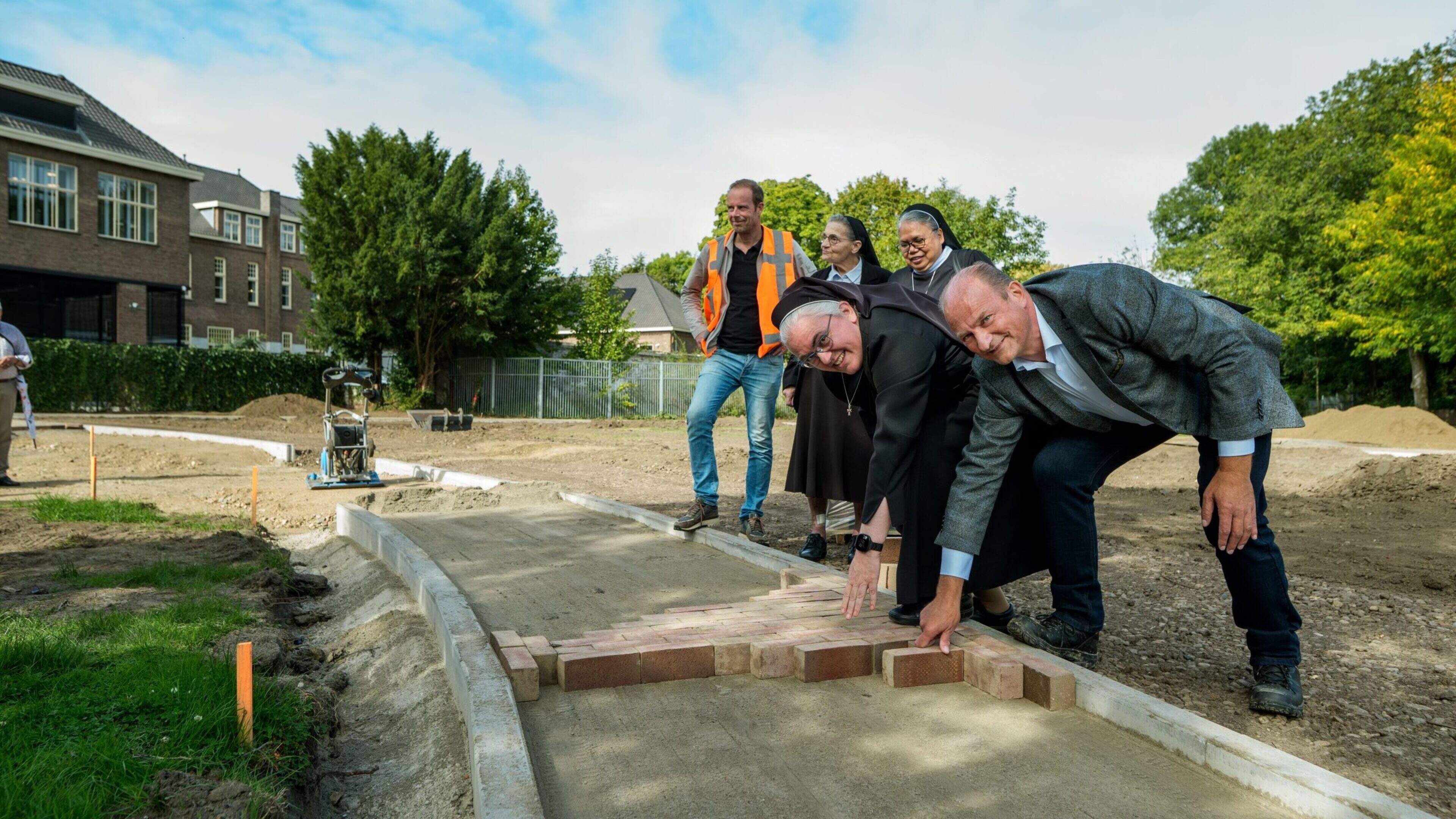 Eerste steen is gelegd voor herinrichting Agnetentuin in Sittard