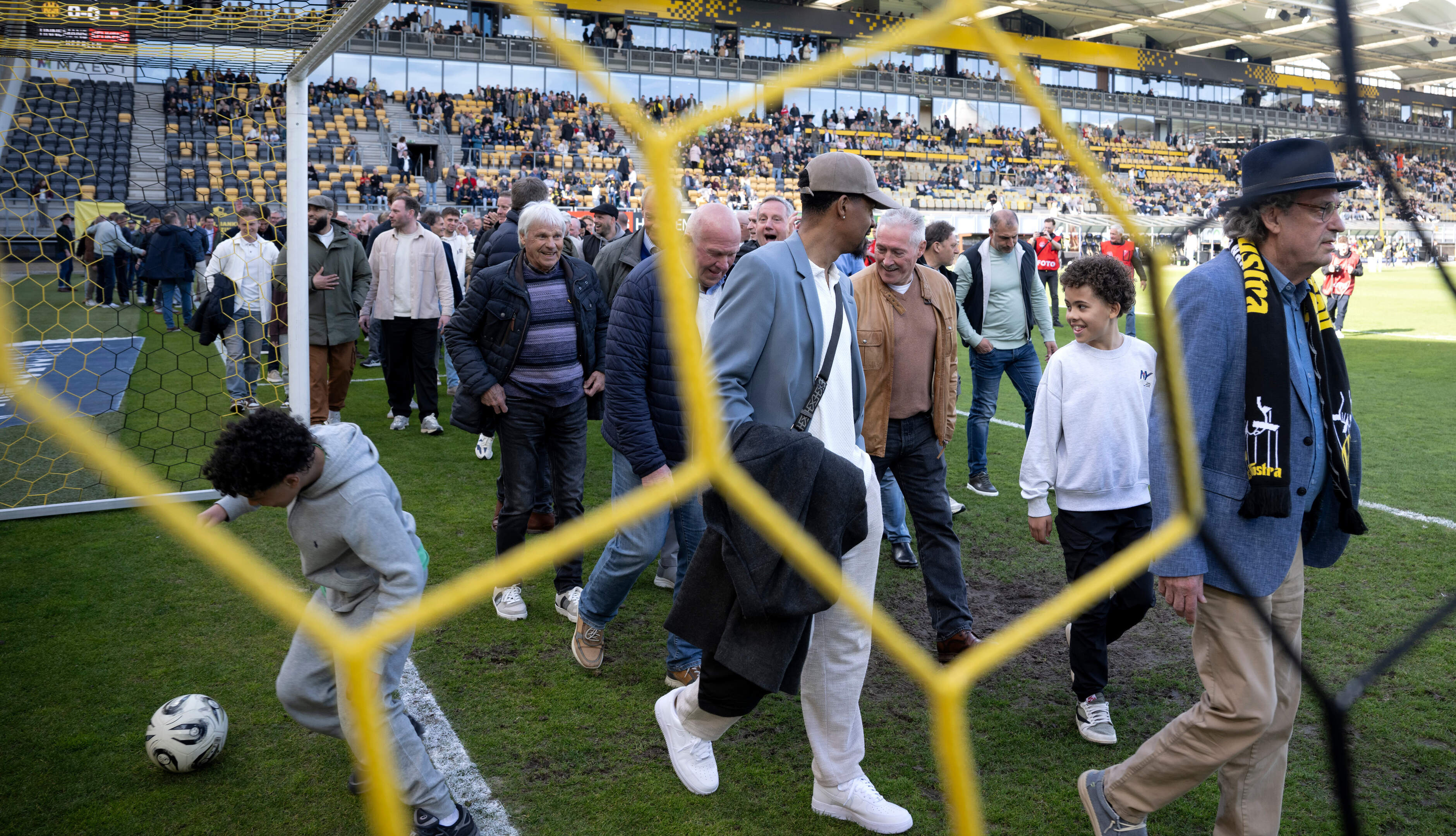 Arouna Koné op blote voeten en ‘sorry’ van Yannis Anastasiou: de organisatie van de Roda-reünie is e