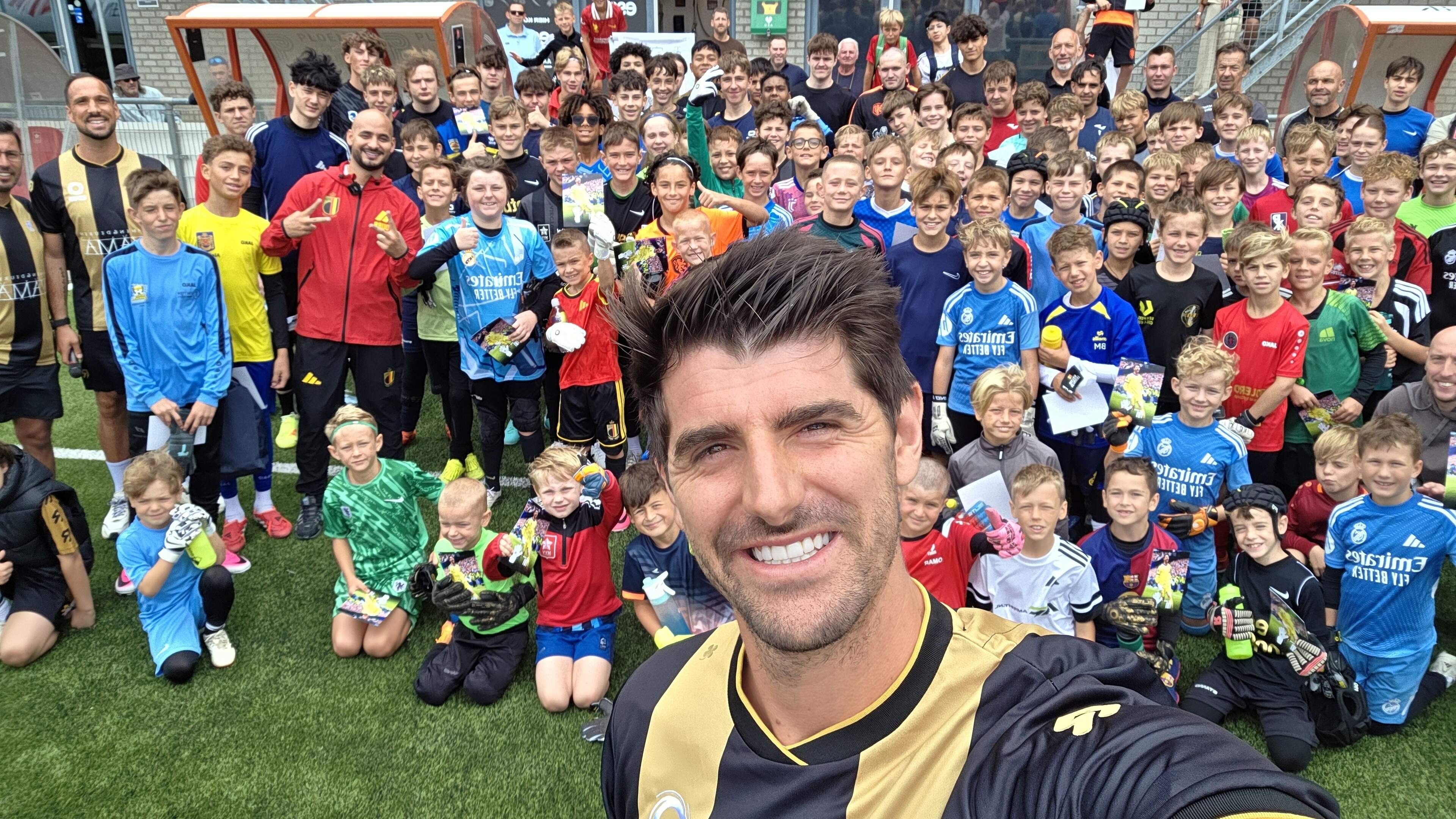 Iedereen wil iets van Thibaut Courtois als hij in De Geusselt is: ‘Van Bommel moet wel de Brabançonn