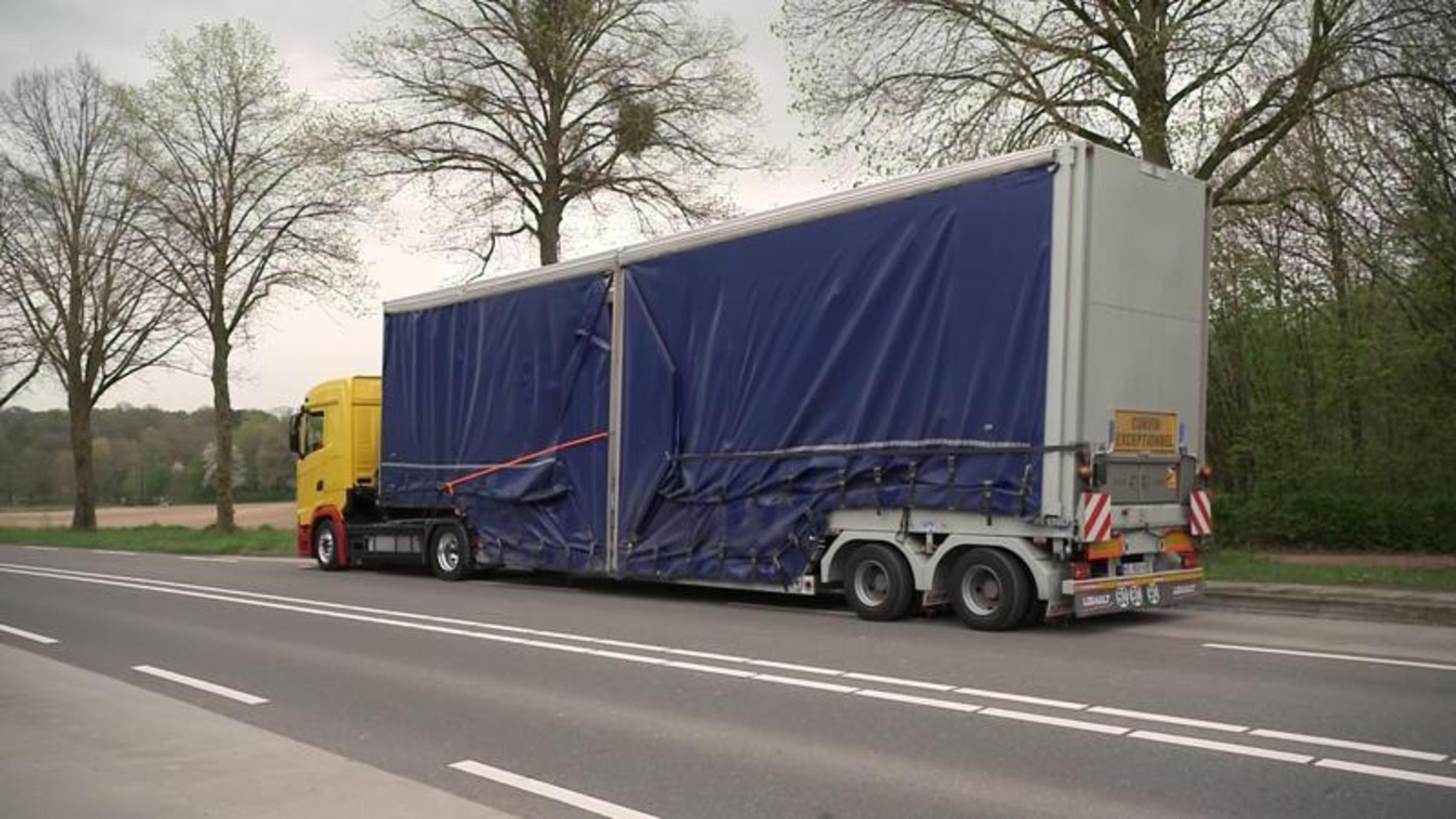 Weg naar A2 bij Beek lange tijd afgesloten na vastgelopen vrachtwagen, verkeer loopt muurvast