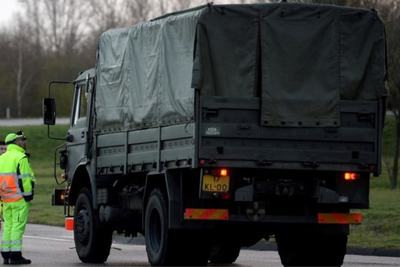 Militairen verstevigen dijkring tussen Thorn en Wessem met zandzakken ...