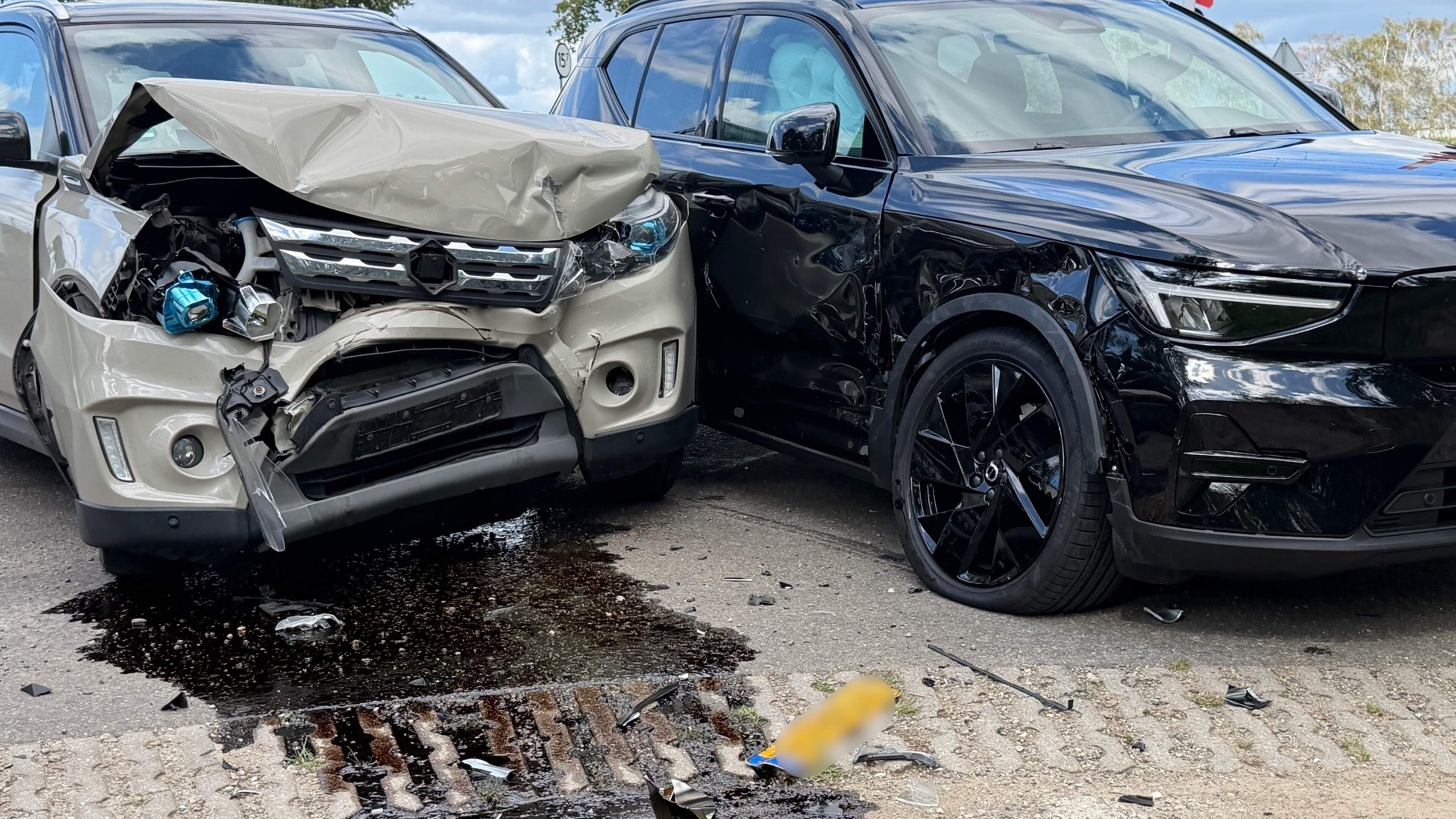 Schade na botsing tussen twee auto’s in Kronenberg
