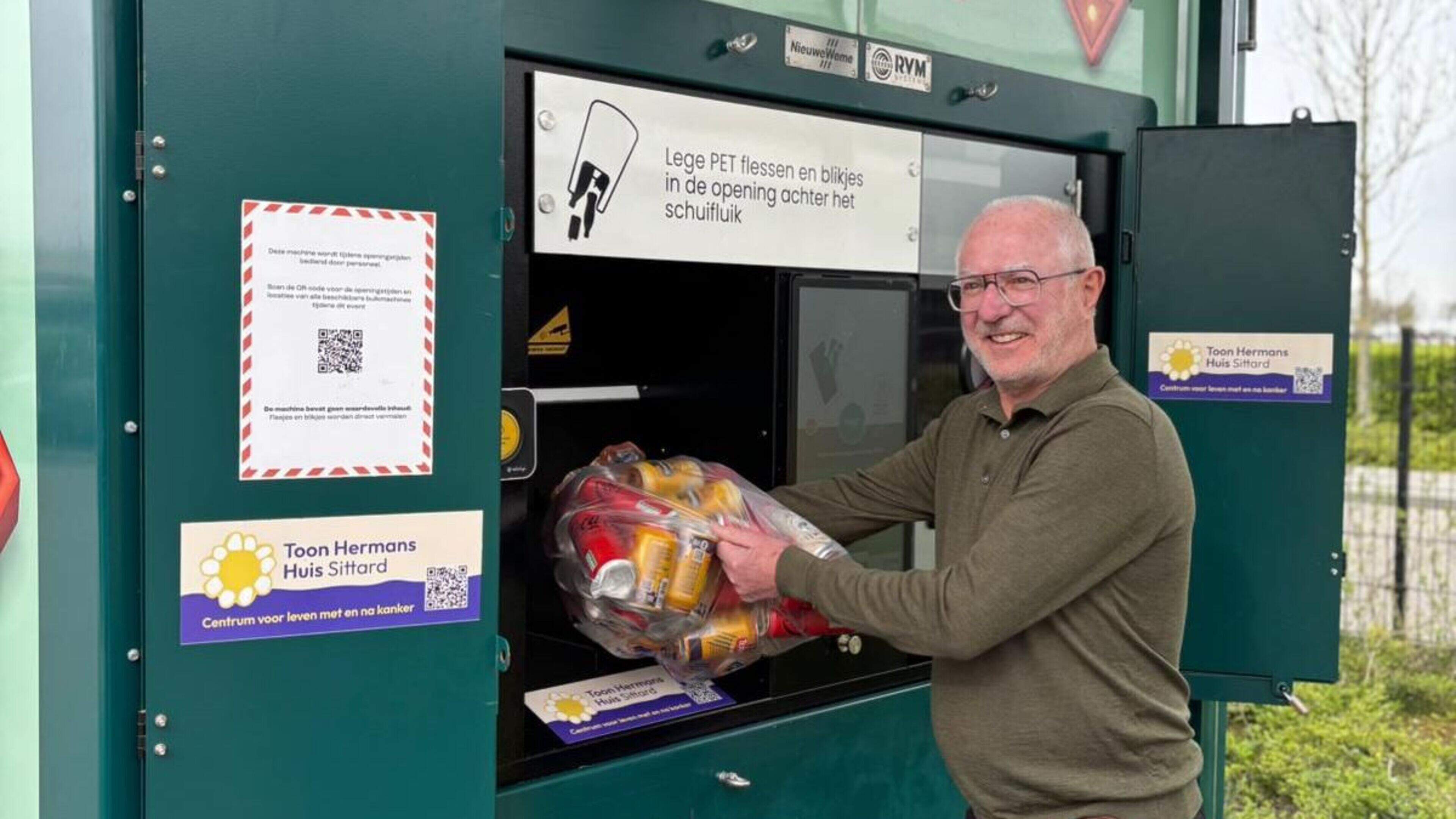 Supermarkt bij stadion in Sittard koppelt start bulkautomaat voor statiegeld aan donatieknop voor To