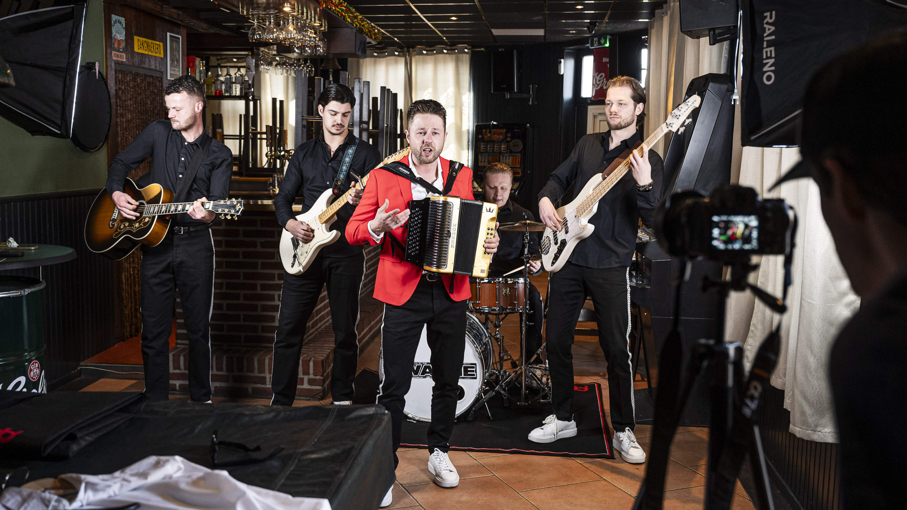 Accordeonist Dwayne (34) brengt ode aan café Oppe Linj in Heel: ‘Ik moest er een lied over schrijven