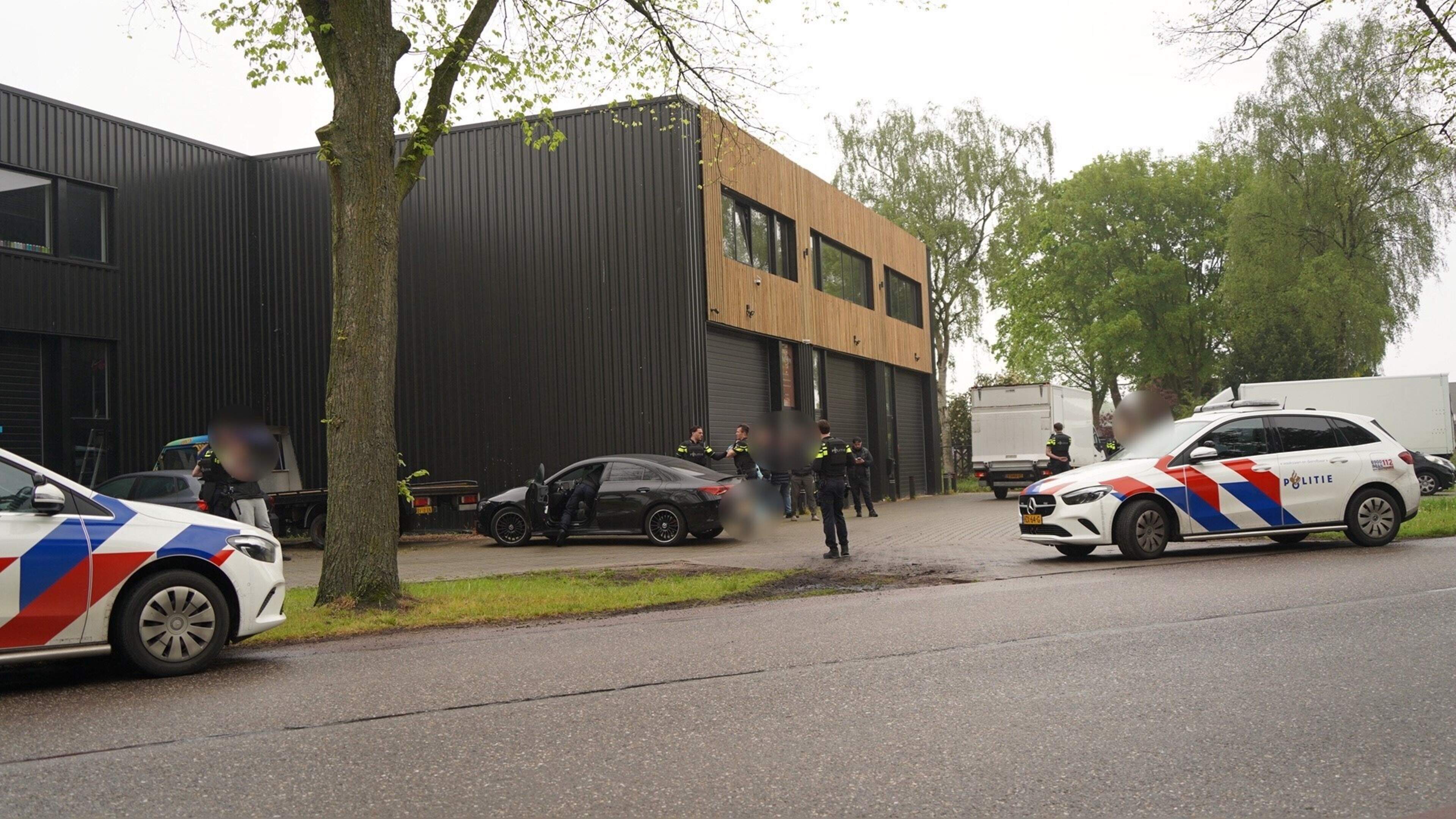Politie rukt uit naar bedrijventerrein Oostrum na melding van vuurwapen