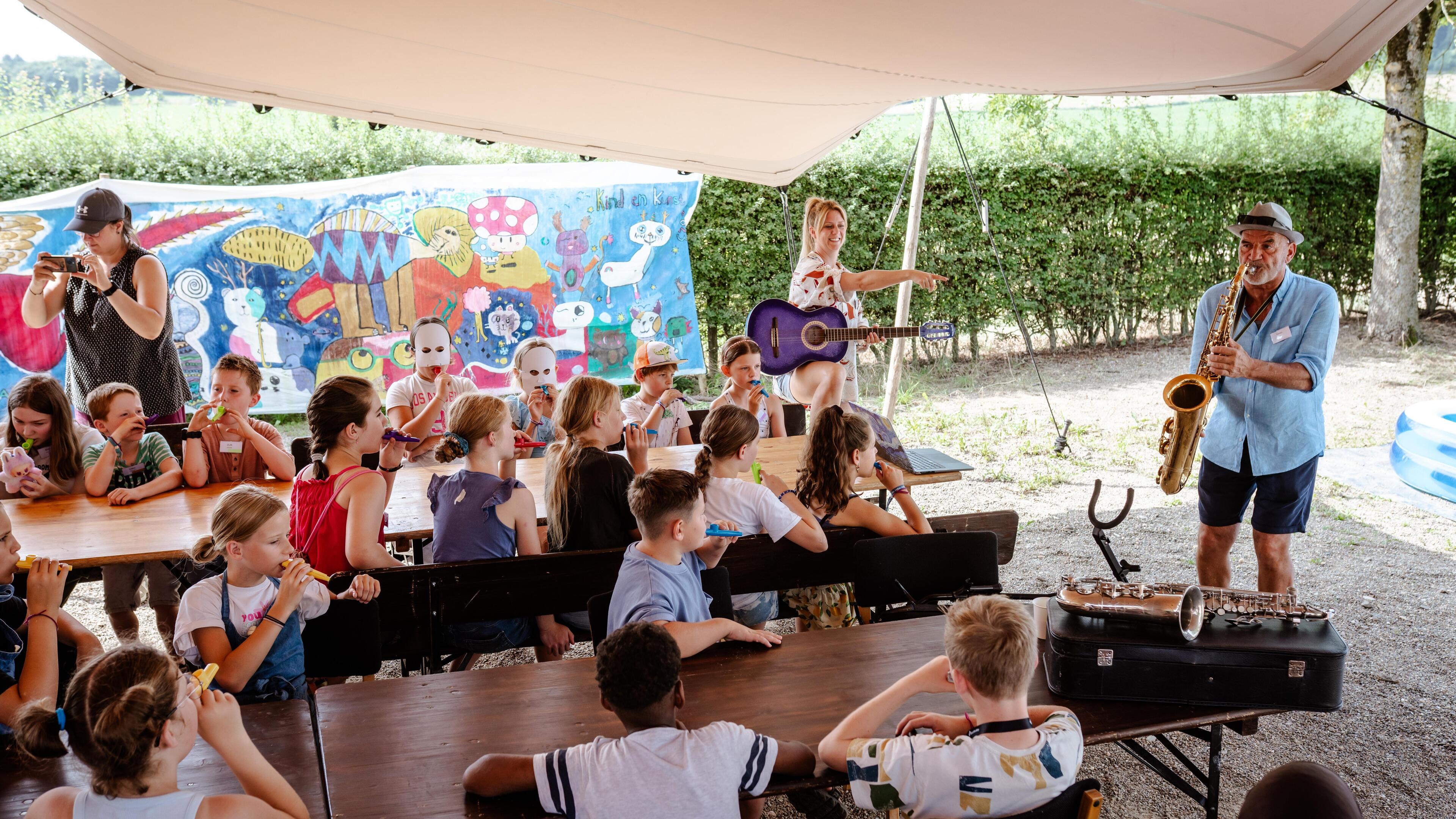 Kinderen ontdekken hun talent en blazen een mopje mee met Daan Prevoo: ‘Een instrument bespelen is z