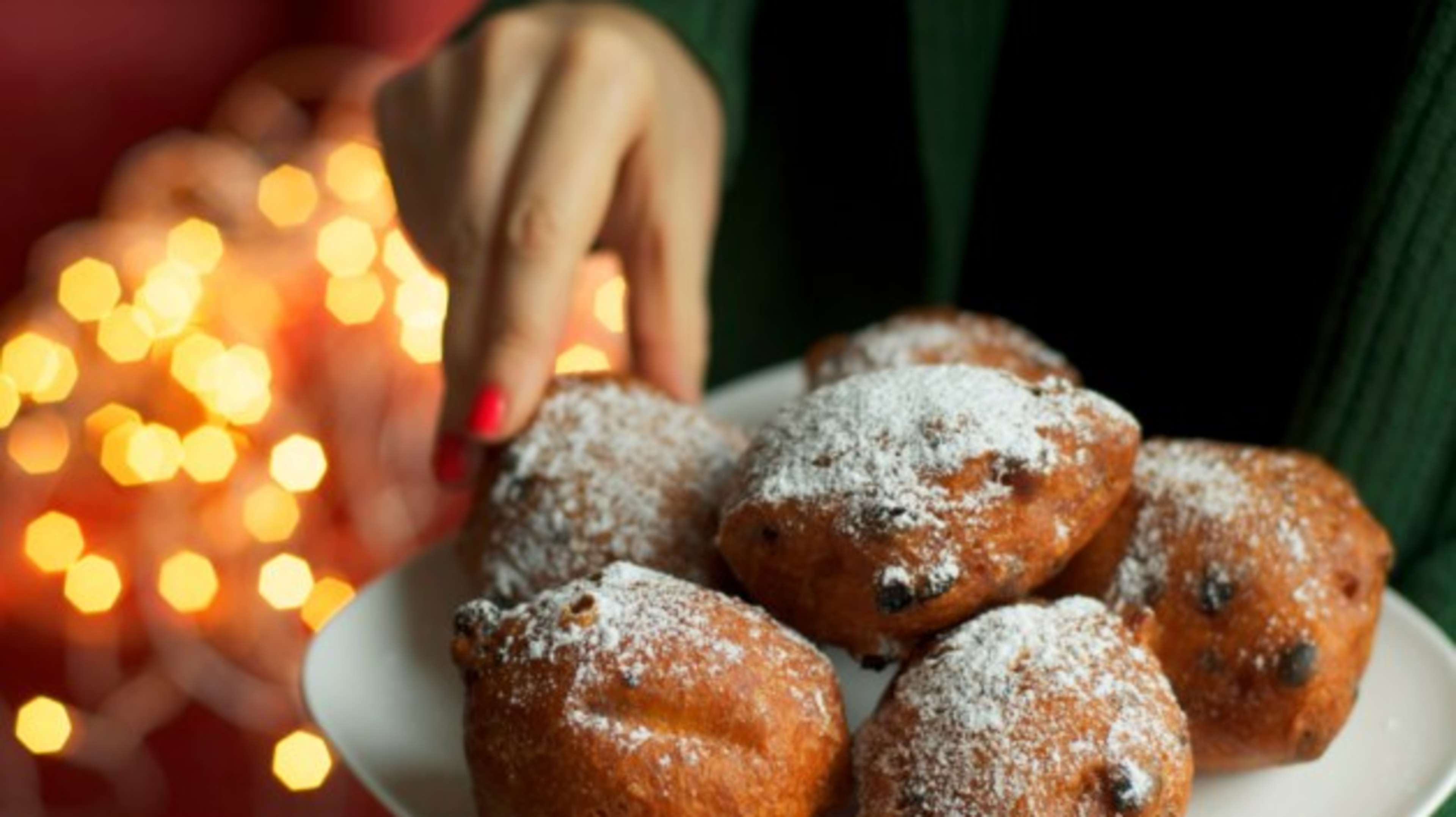 Oliebollenverkoop op parkeerplaats van Bakkerij Mans in Montfort