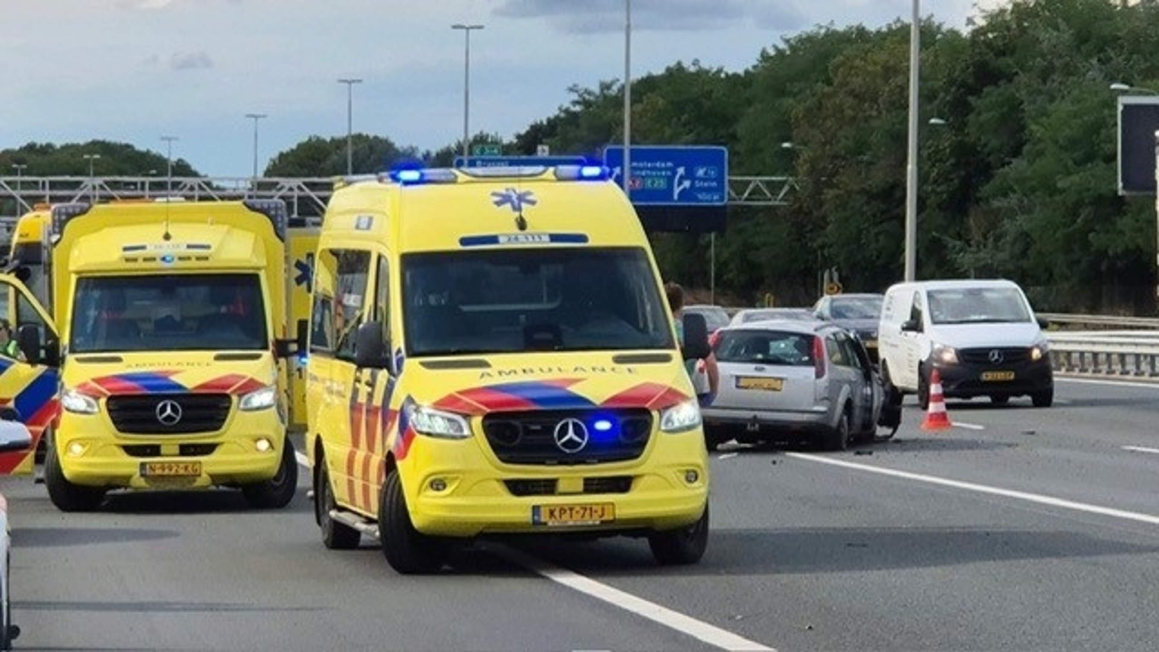 Gewonden bij ongeval op A76 bij Geleen, automobilisten negeren afsluiting