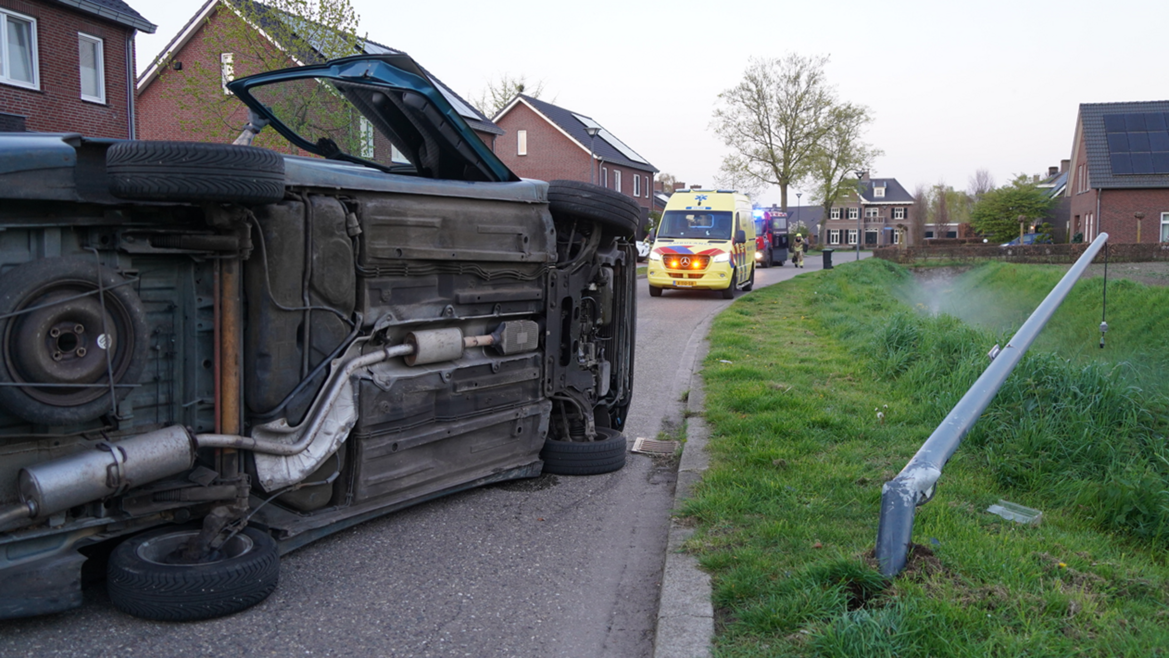 Auto botst tegen lantaarnpaal in Kronenberg en eindigt op zijkant