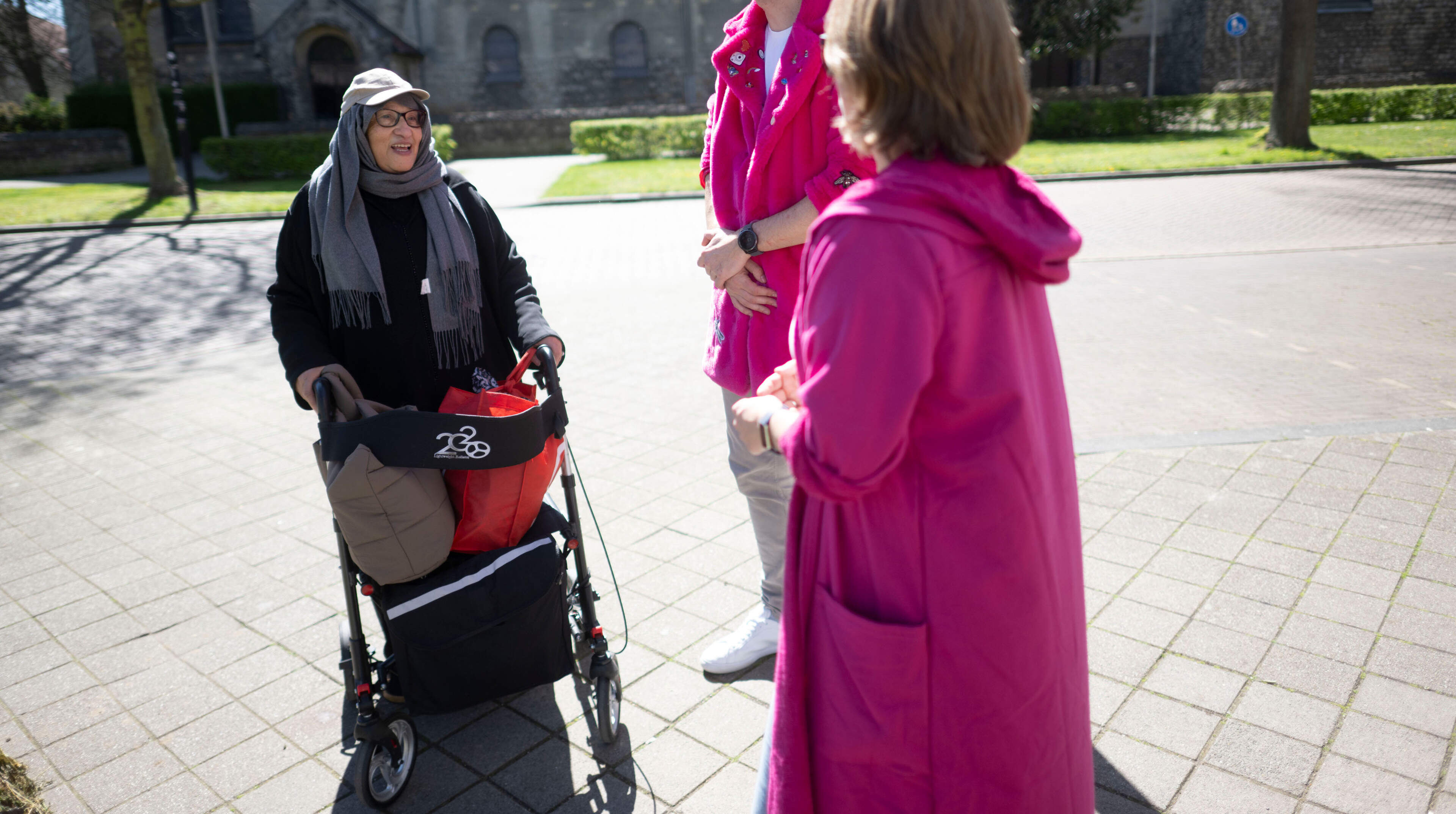 In felle badjassen praat gemeente Maastricht met bewoners Wittevrouwenveld over drempels, fietsstrat