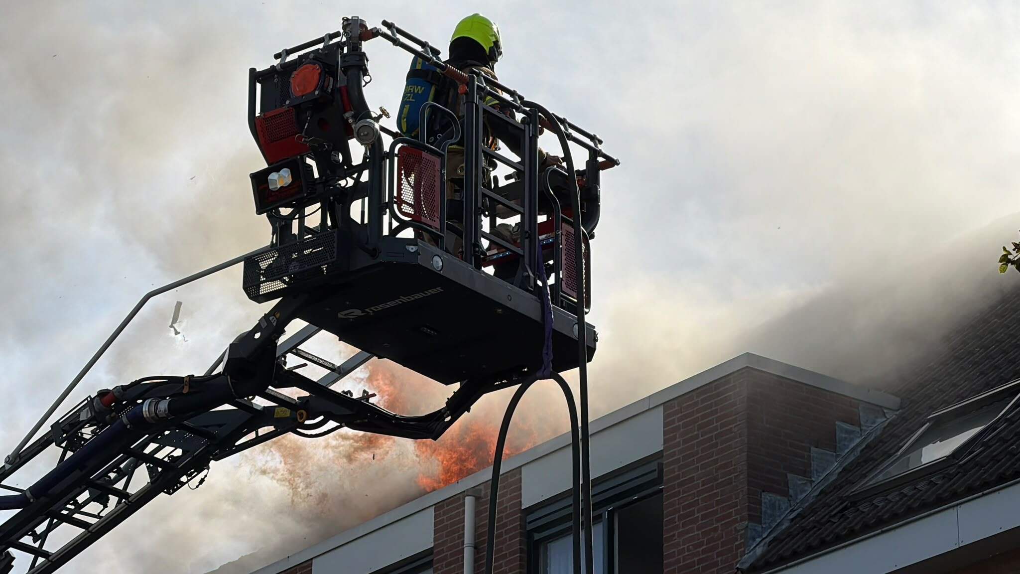Vlammen slaan uit zolderraam bij woningbrand in Maastricht