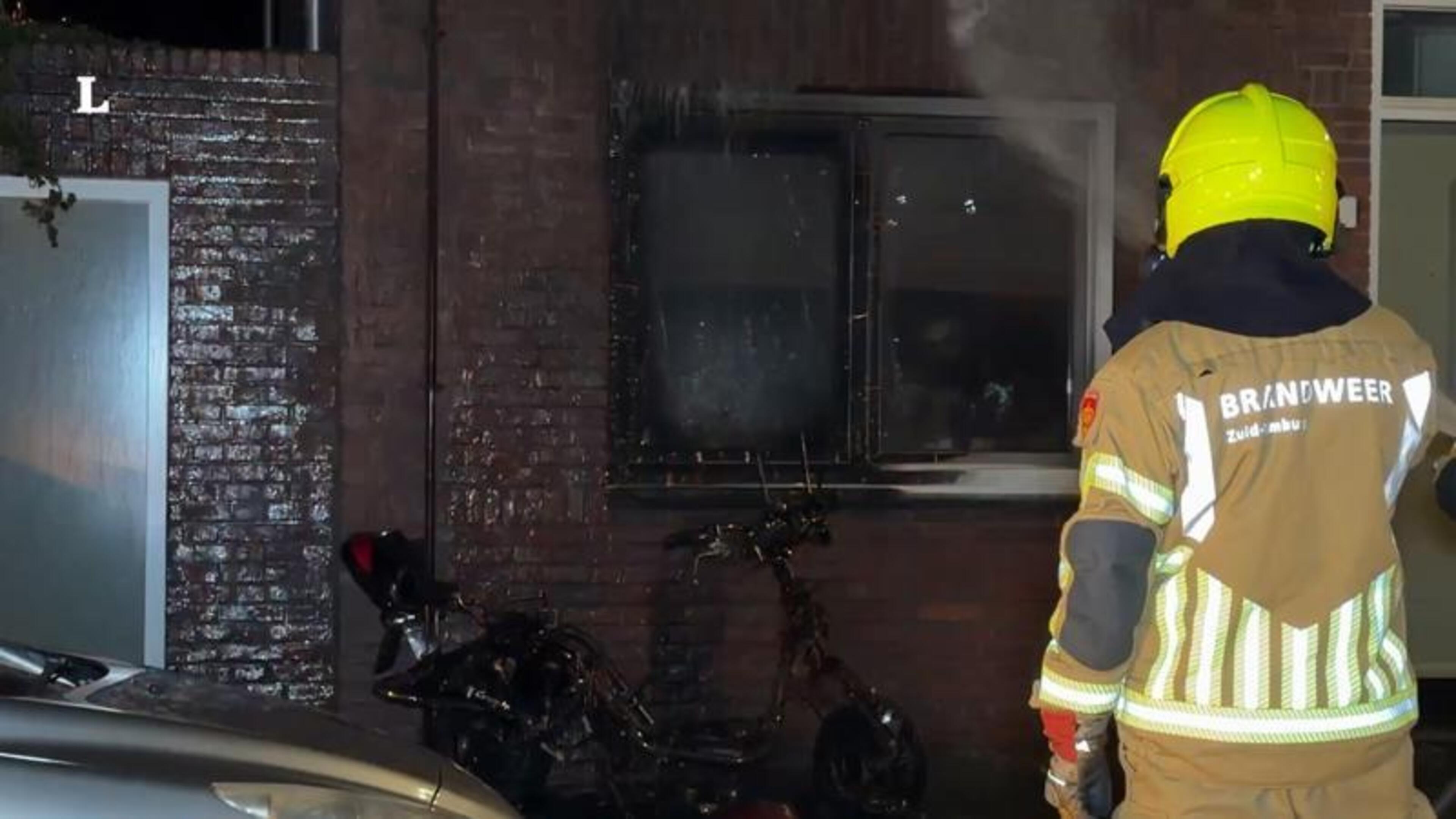 Scooter vat vlam bij woning in Maastricht