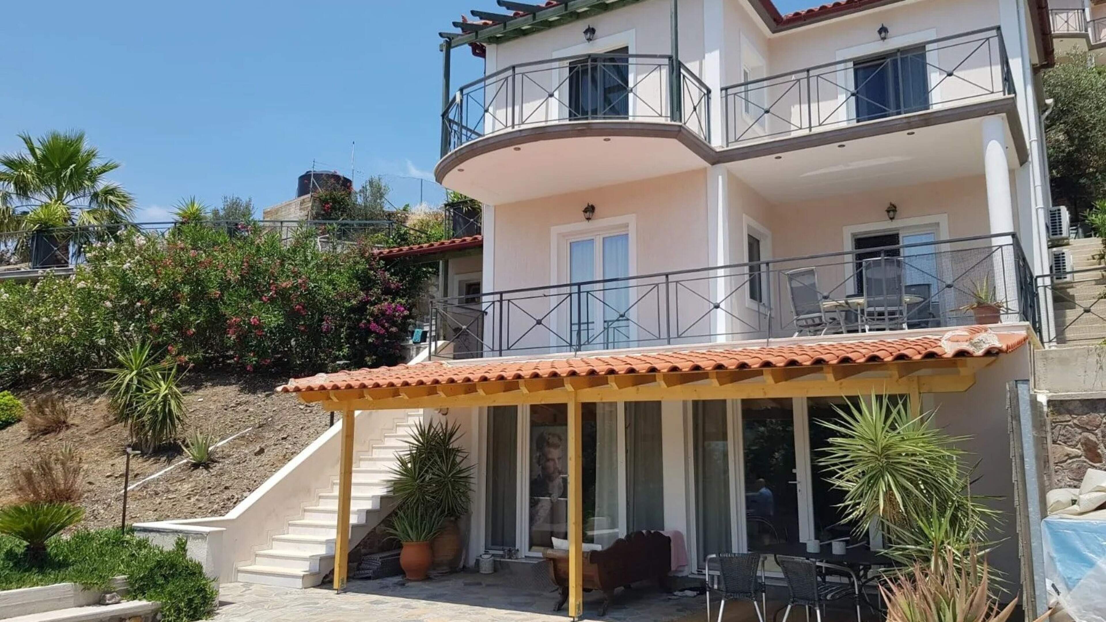 Griekse villa van Limburgse Ingrid uit B&B Vol Liefde staat te koop
