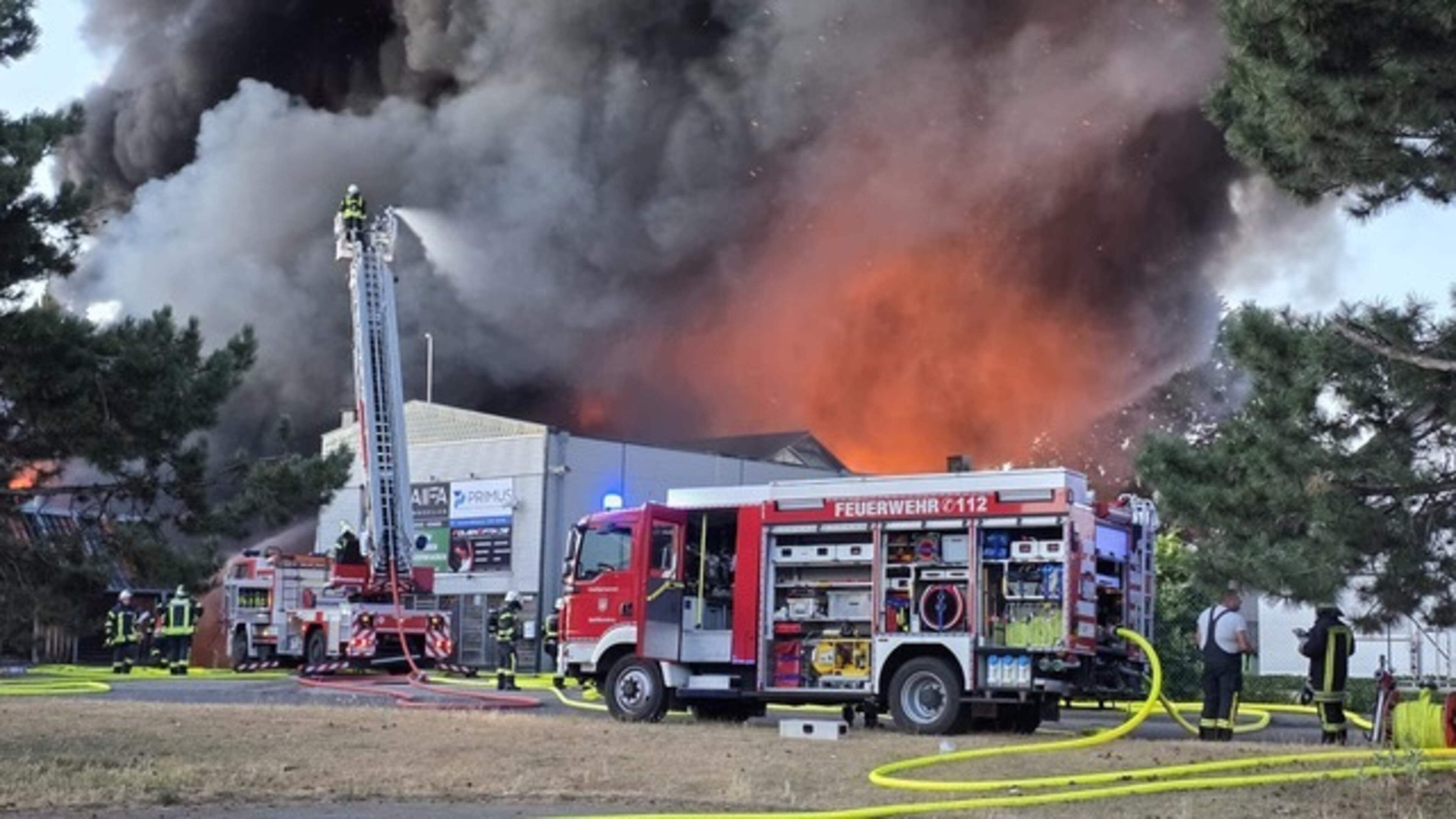 Roermondse brandweer helpt blussen bij grote brand in loods op industrieterrein in Wassenberg (D)