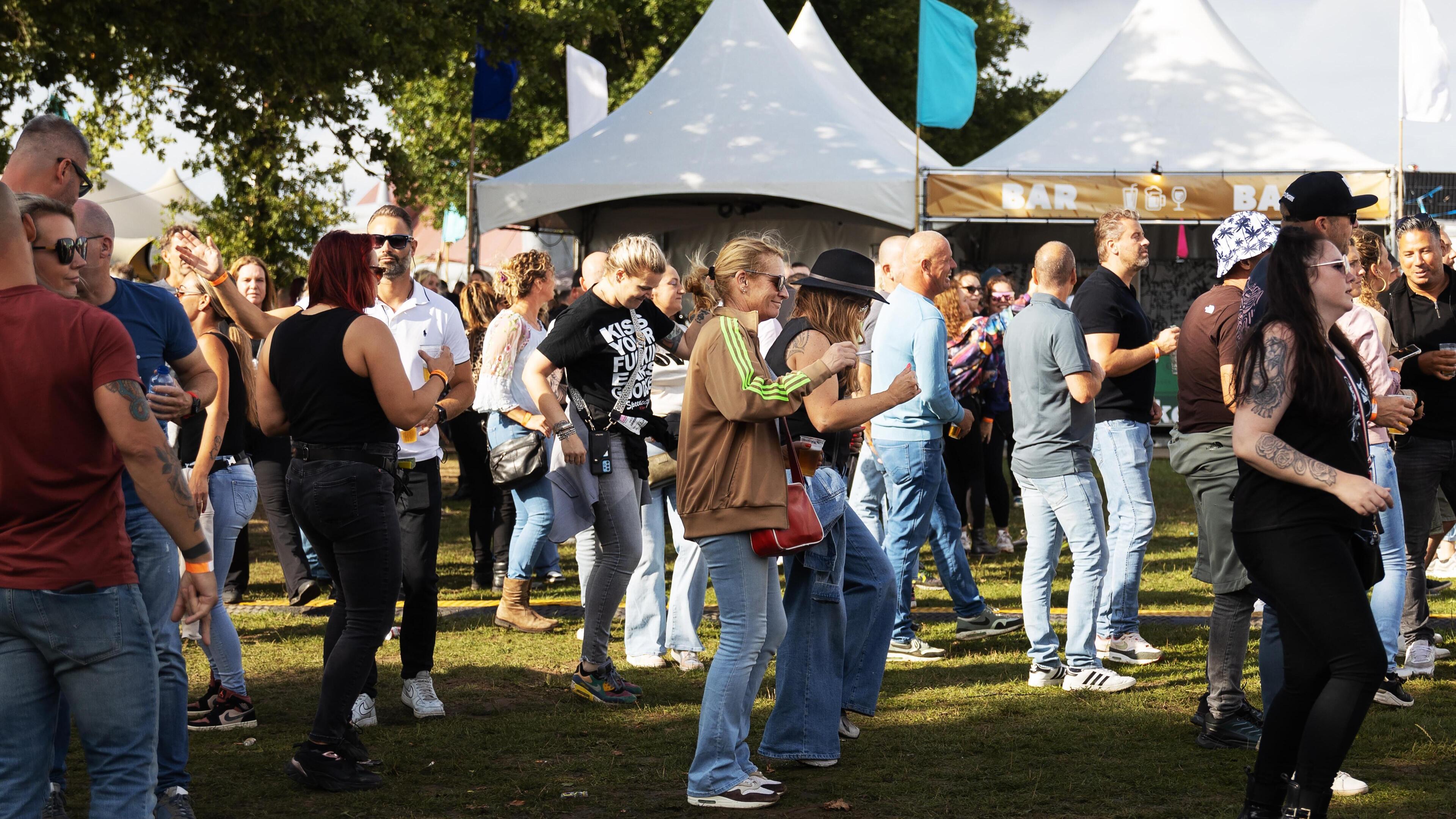 Medewerkers en hulpverleners reanimeren persoon op hardcorefestival Smashed Potatoes in Reuver: ‘Eve