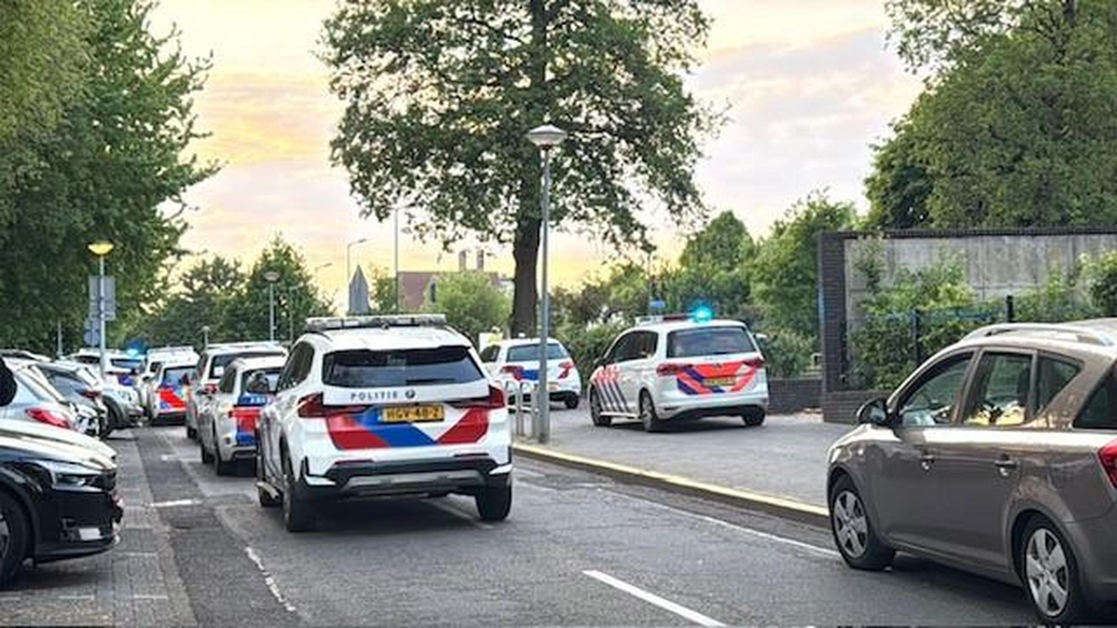 Controle bij hangplek jongeren in Maastrichtse wijk loopt uit de hand: massale politie-inzet nodig o
