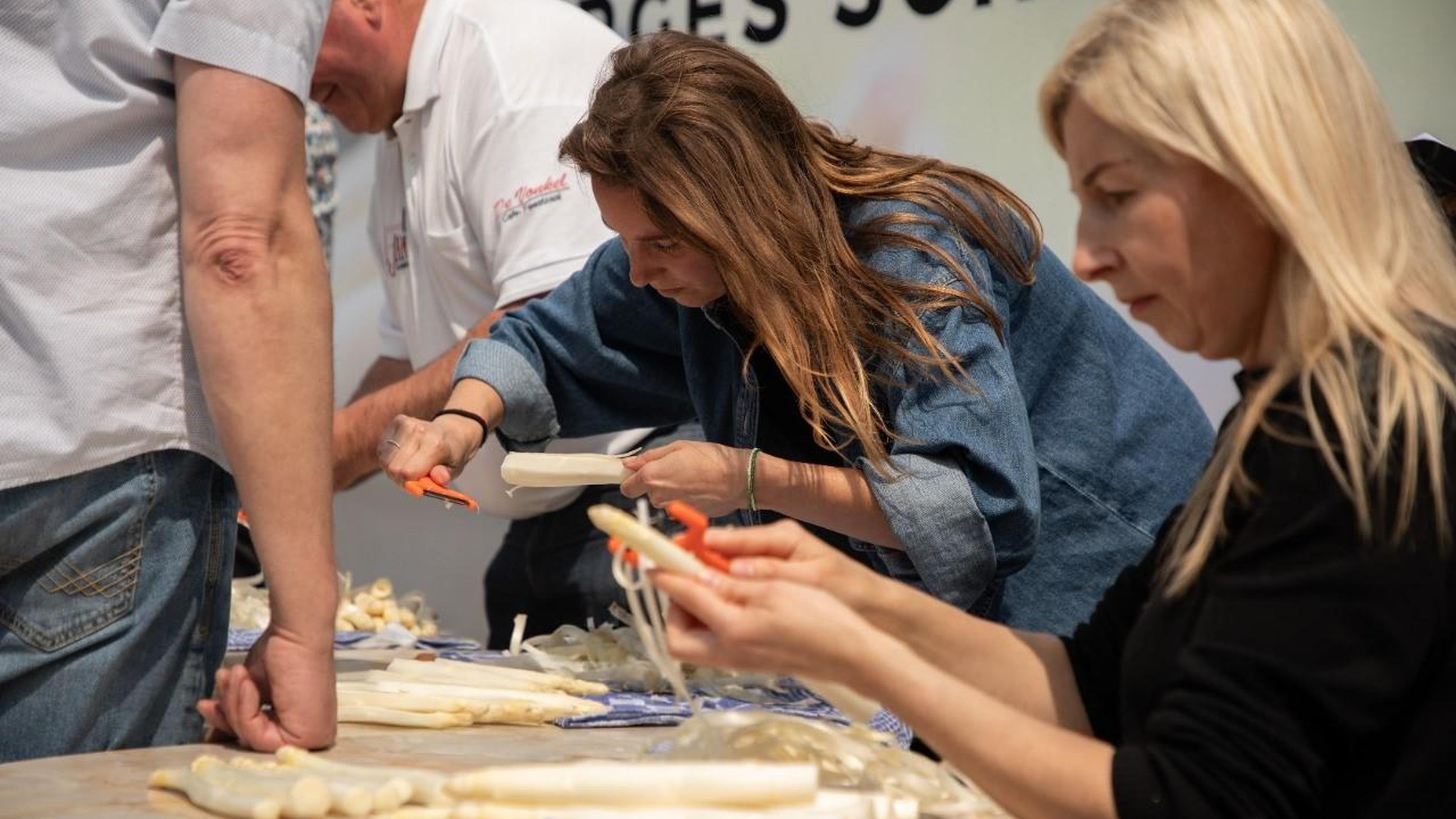 Bloed, zweet en tranen op WK asperges schillen in Grubbenvorst: ‘Met de huidige kiloprijs is elke de