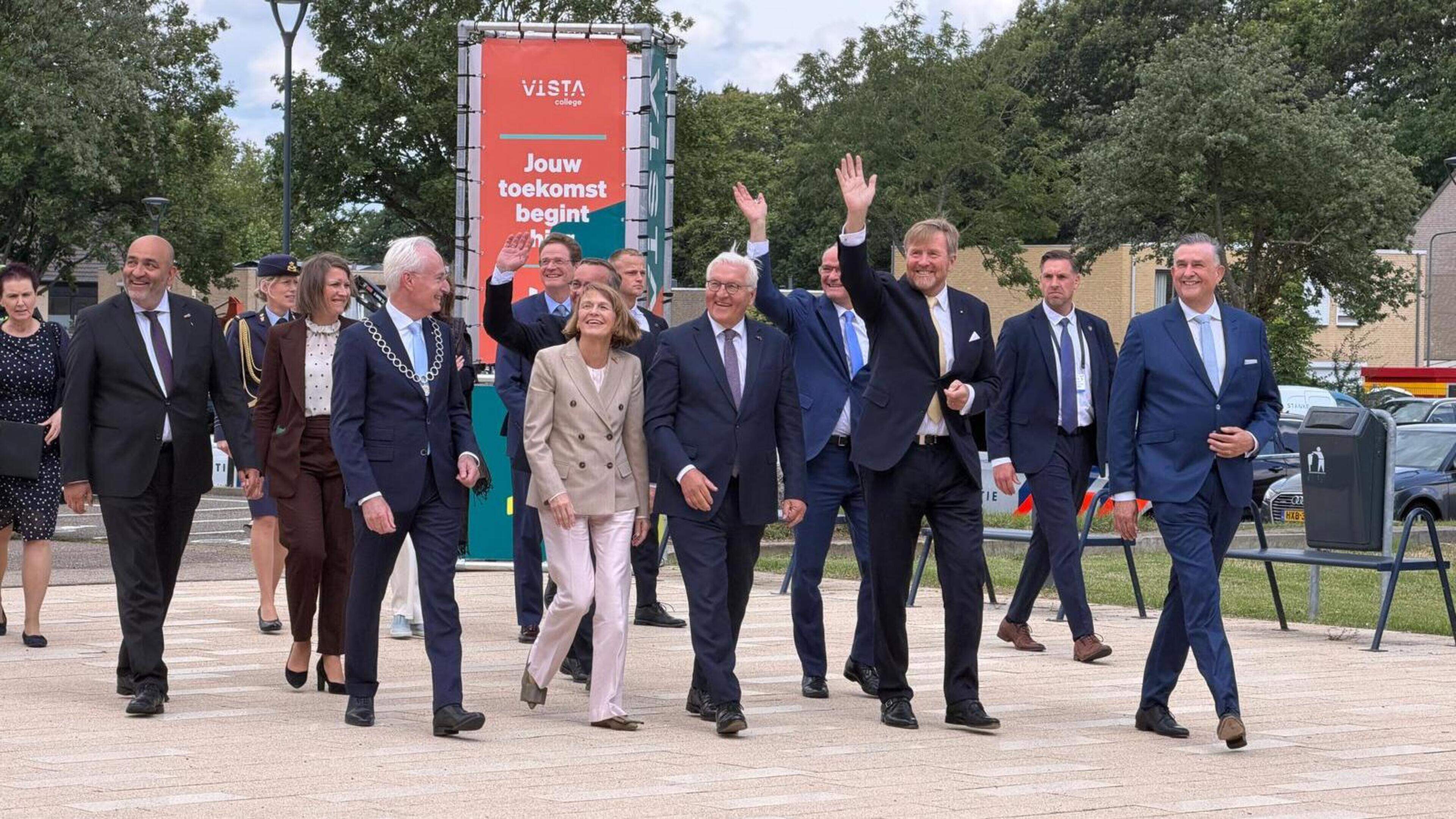 Koning in Sittard voor bezoek aan Vista, later naar NAVO-hoofdkwartier in Brunssum