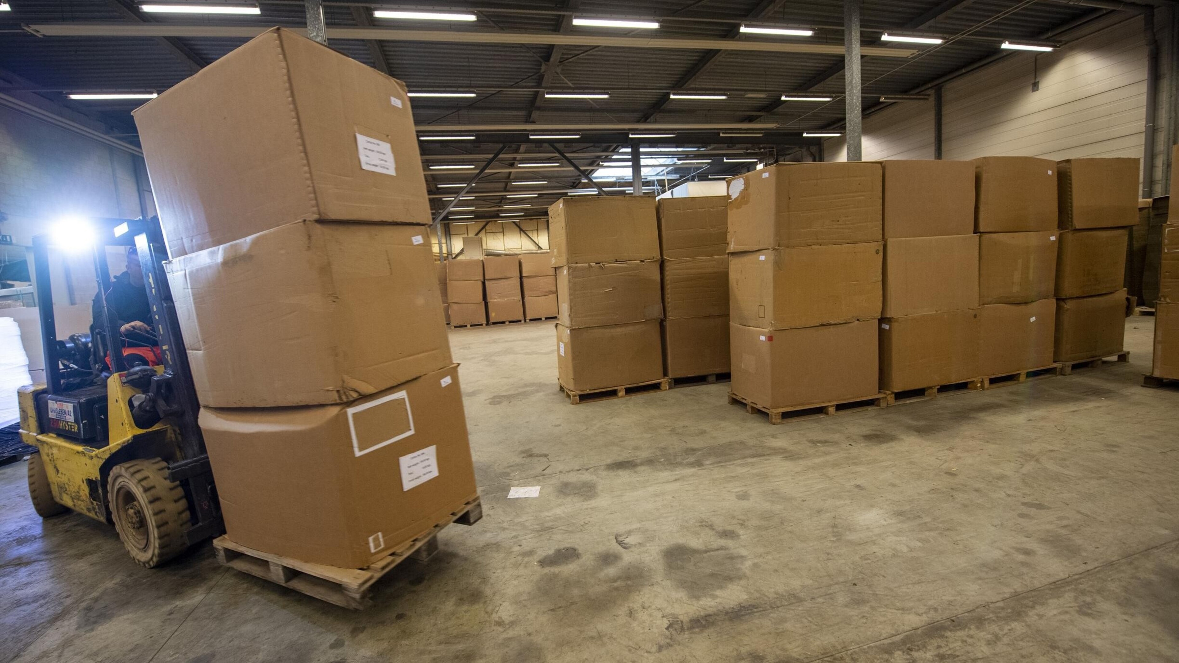 FIOD doet ‘grootste illegale sigarettenvangst ooit’ in loods Herkenbosch