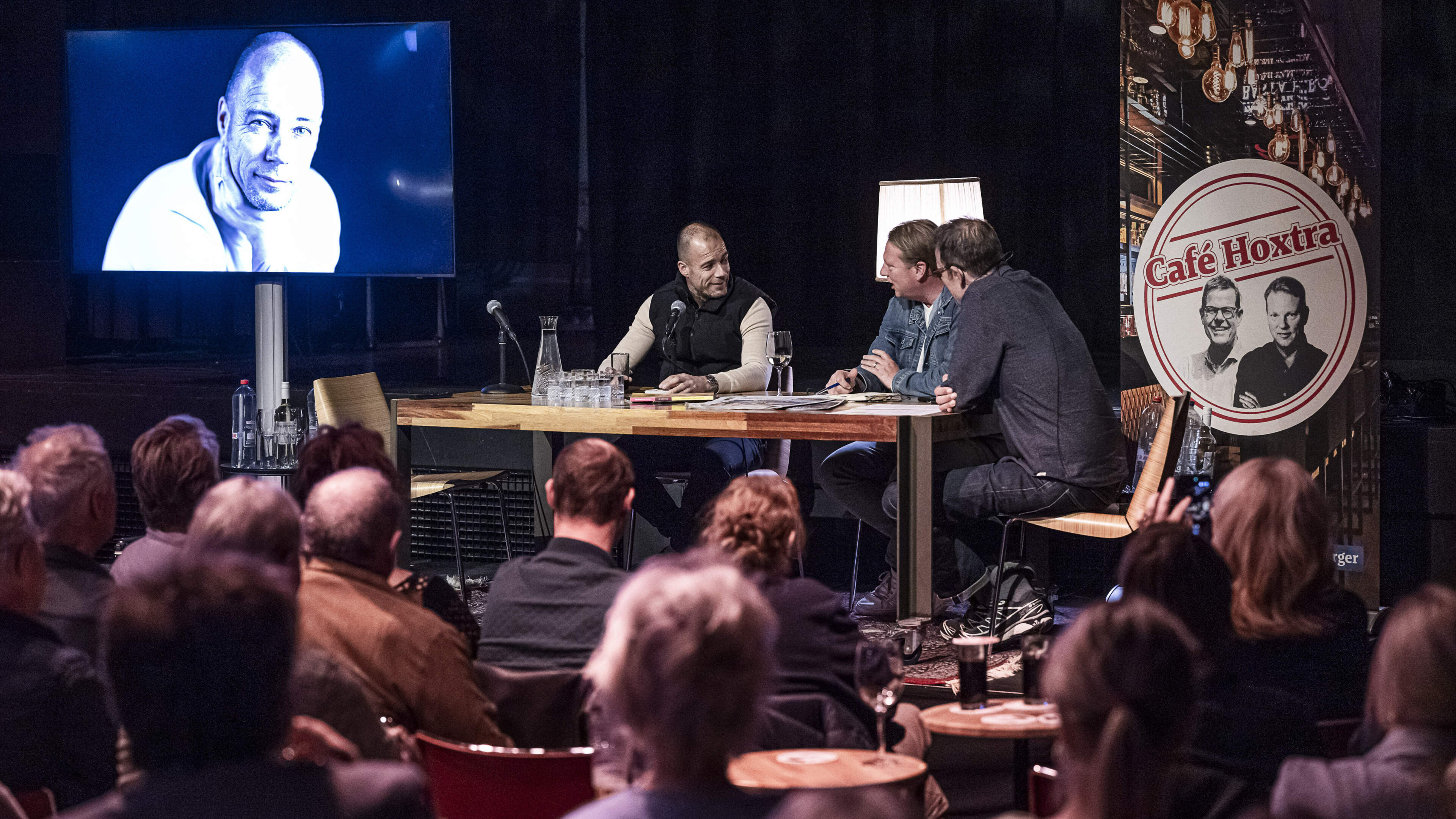 Freek de Jonge te gast in talkshow Café Hoxtra van De Limburger en ECI Cultuurfabriek