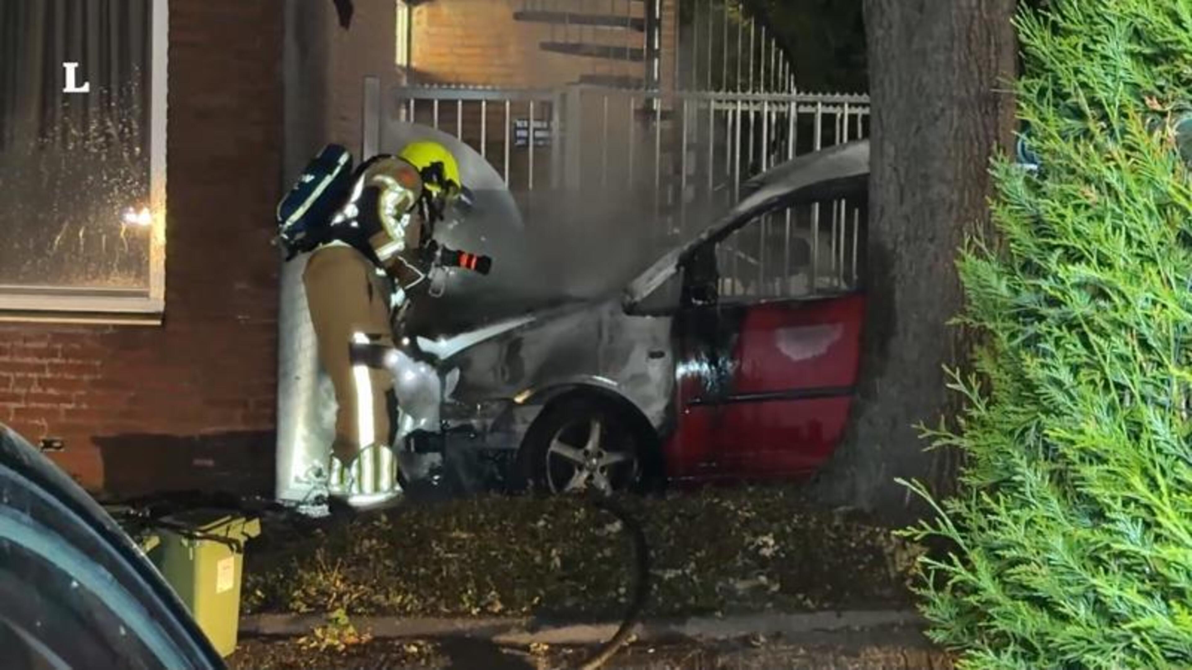 Auto volledig uitgebrand bij appartementencomplex in Maastricht