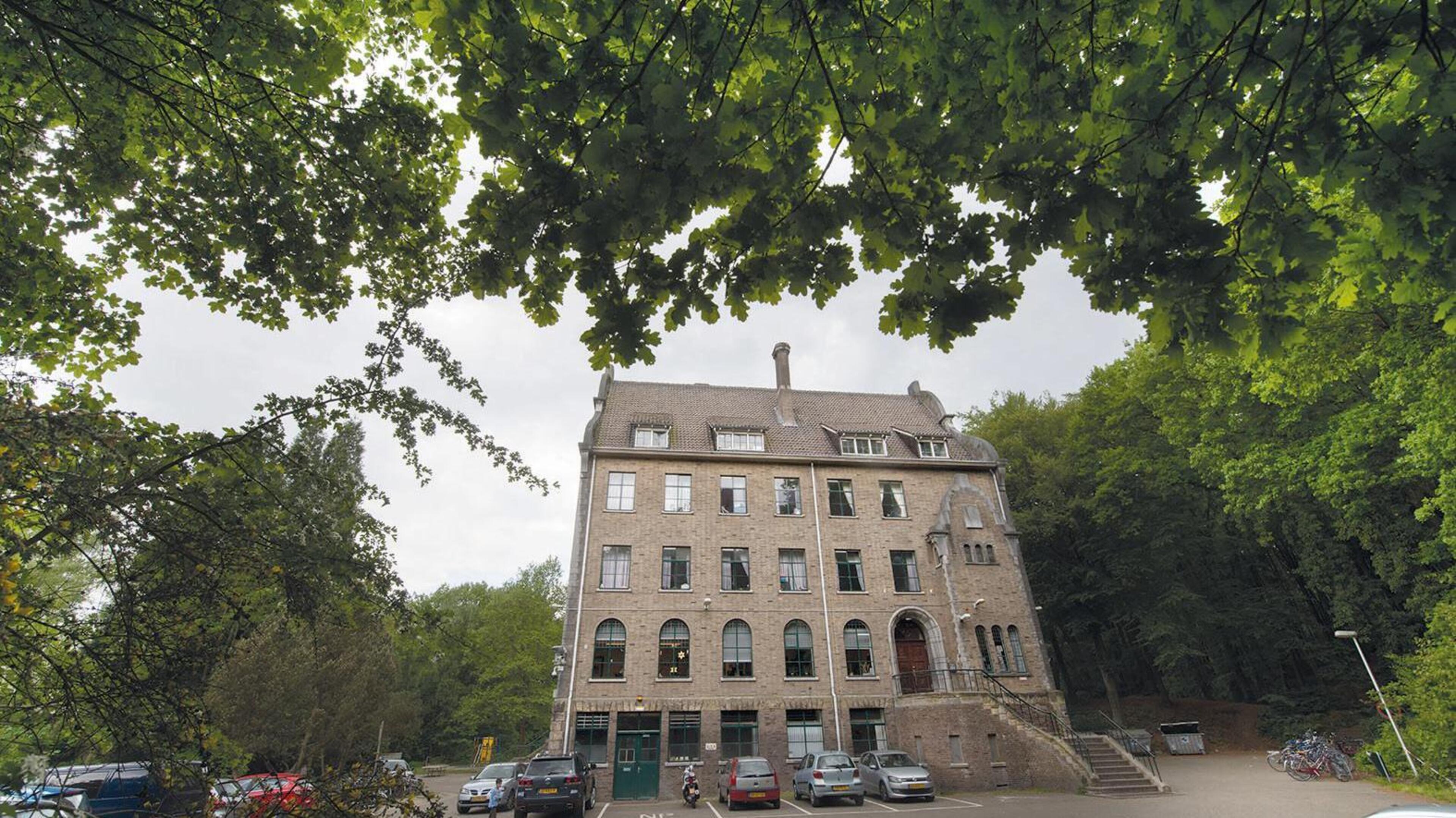 Omwonenden blij met kleinere uitbreiding asielzoekerscentrum Sweikhuizen, opvang verdeelt politiek B