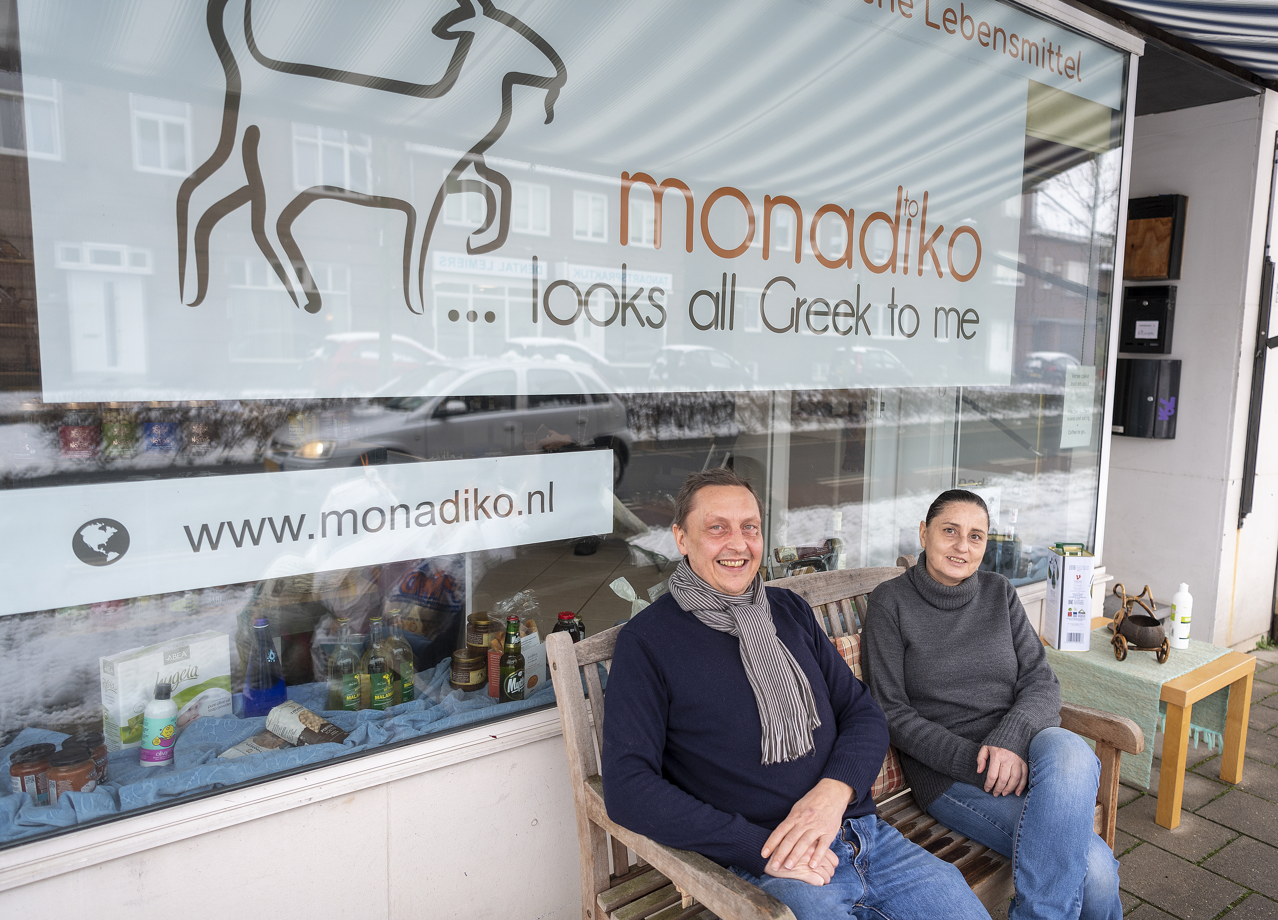 Lemiers is zo blij met zijn nieuwe Griekse winkel dat dorpelingen zelfs helpen de vrachtwagen uit te