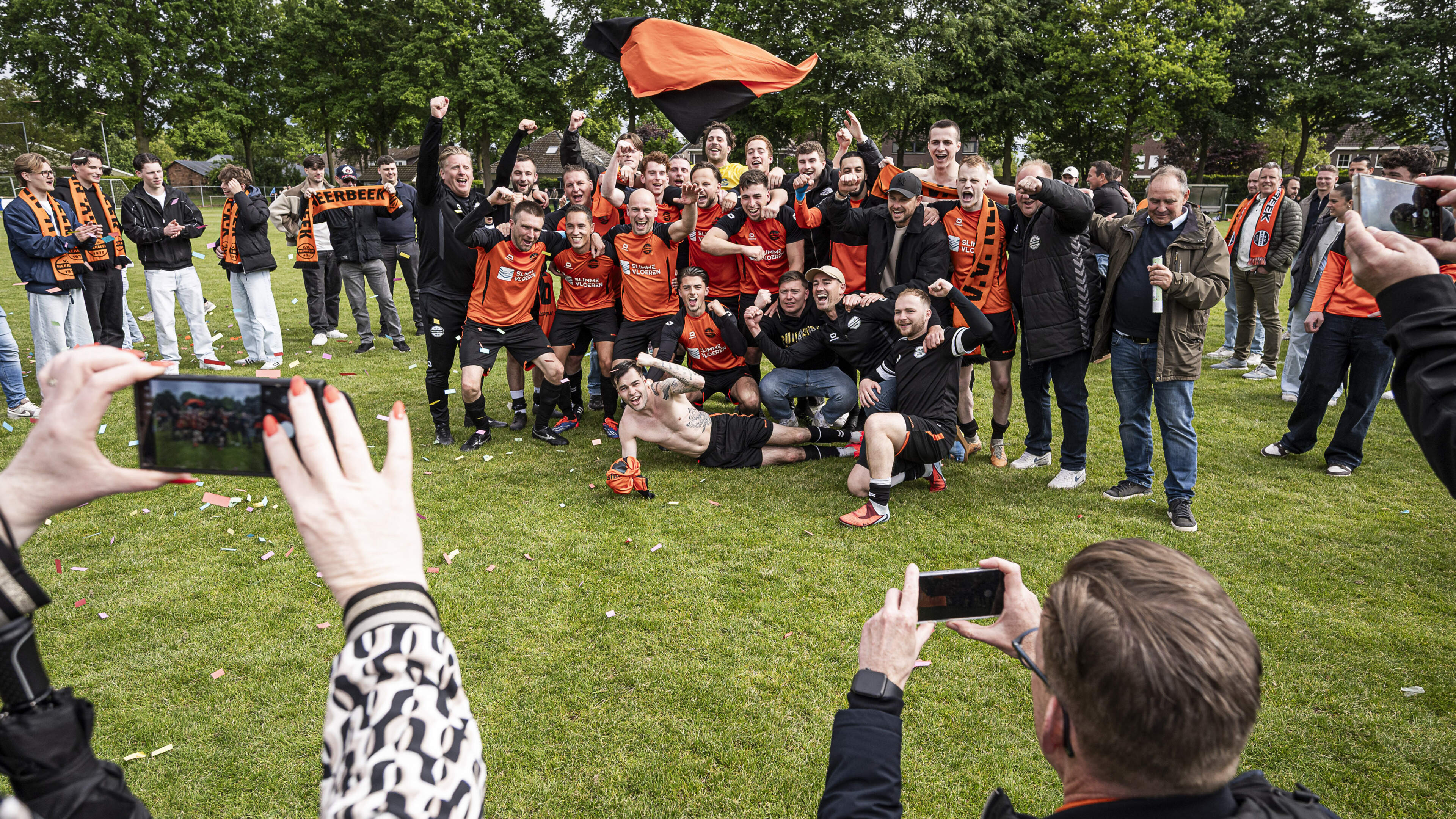VIDEO Neerbeek kampioen na bloedeloze remise, Roerdalen weer nacompetitie in: ‘Dit was nog spannende