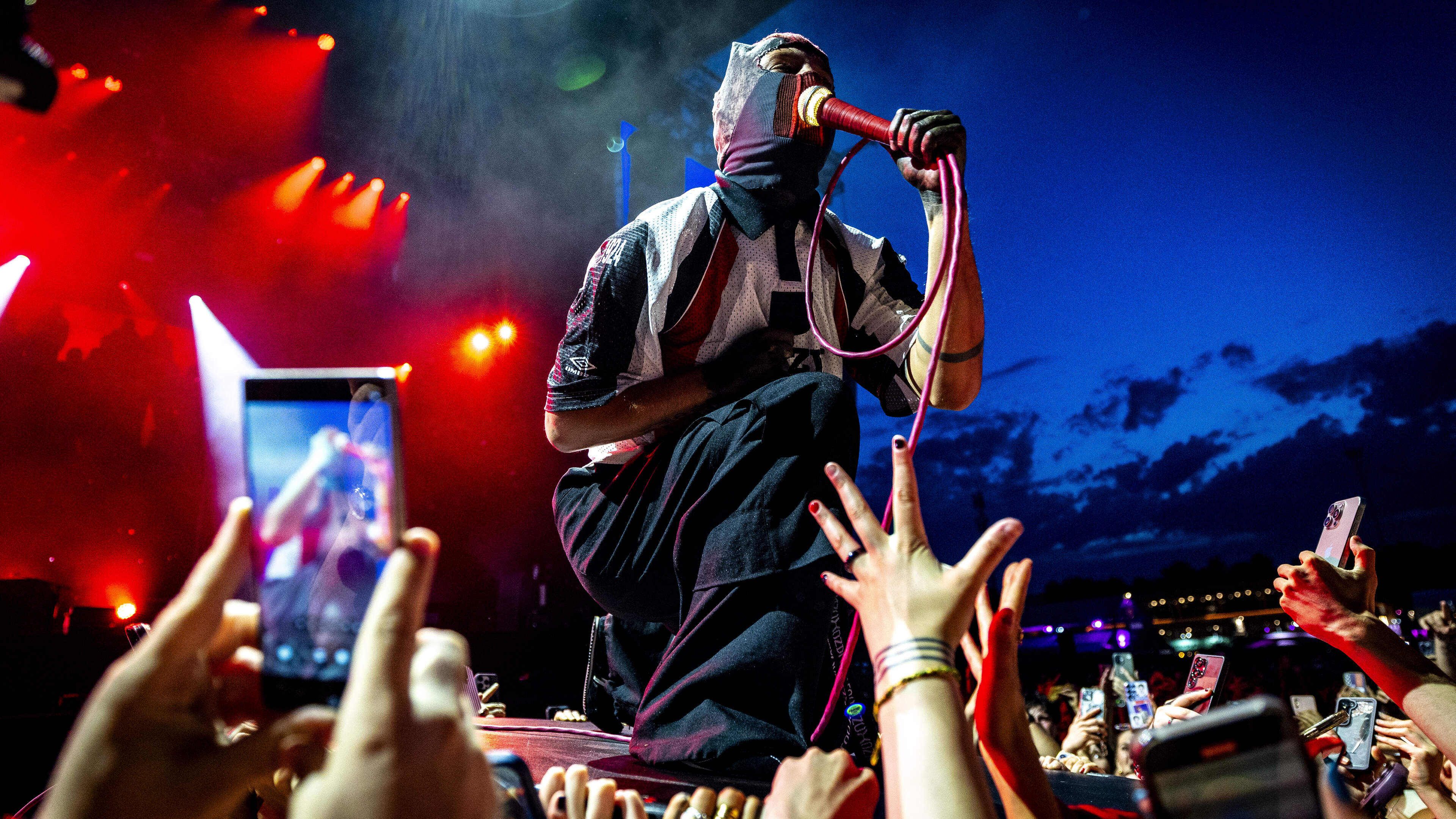 Onweer op én boven het podium tijdens de doldwaze spektakelshow van Pinkpop-headliner Twenty One Pil
