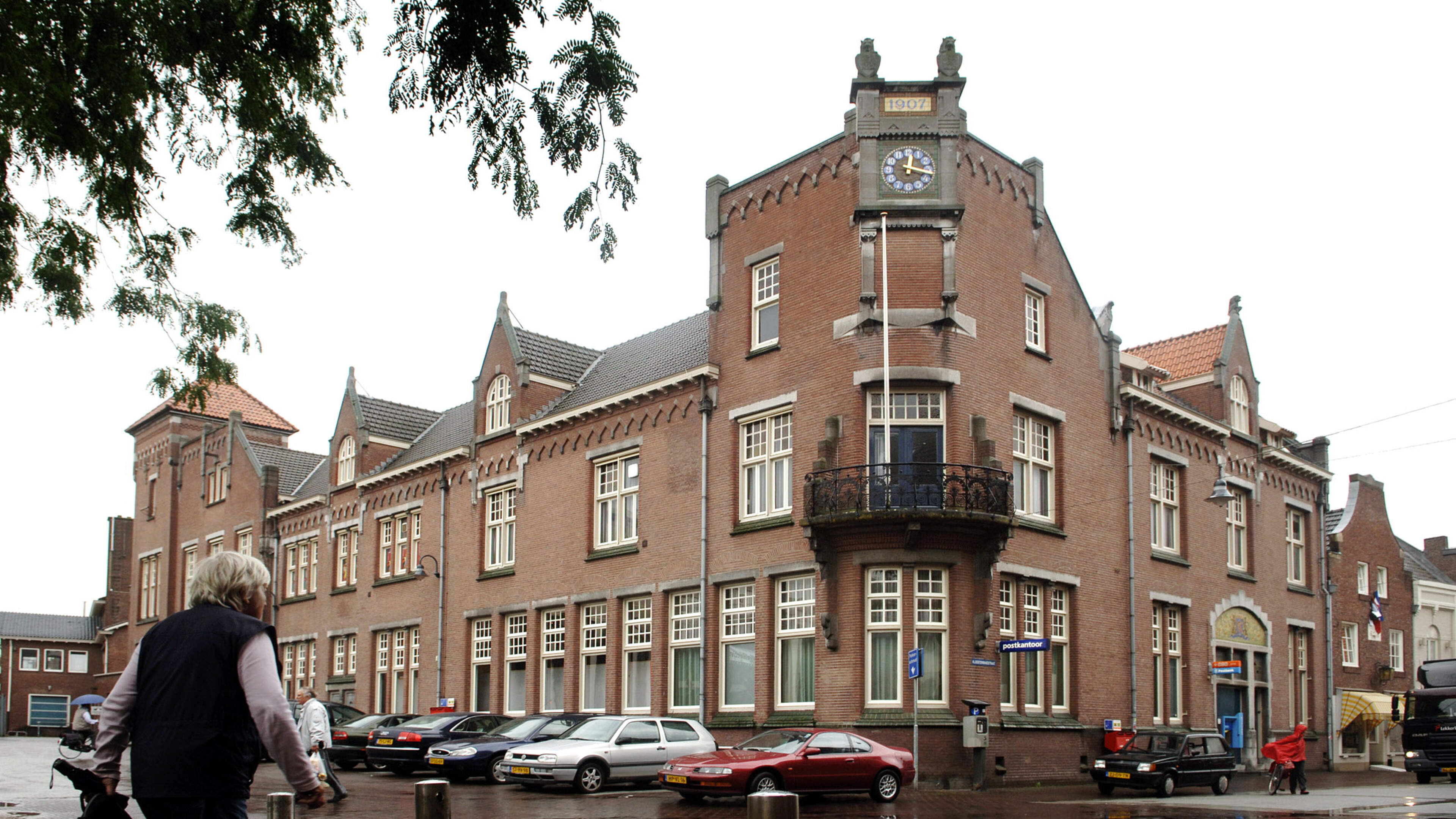 Profvoetballers investeren in monumentaal postkantoor Roermond: Heerlense ontwikkelaar koopt pand vo
