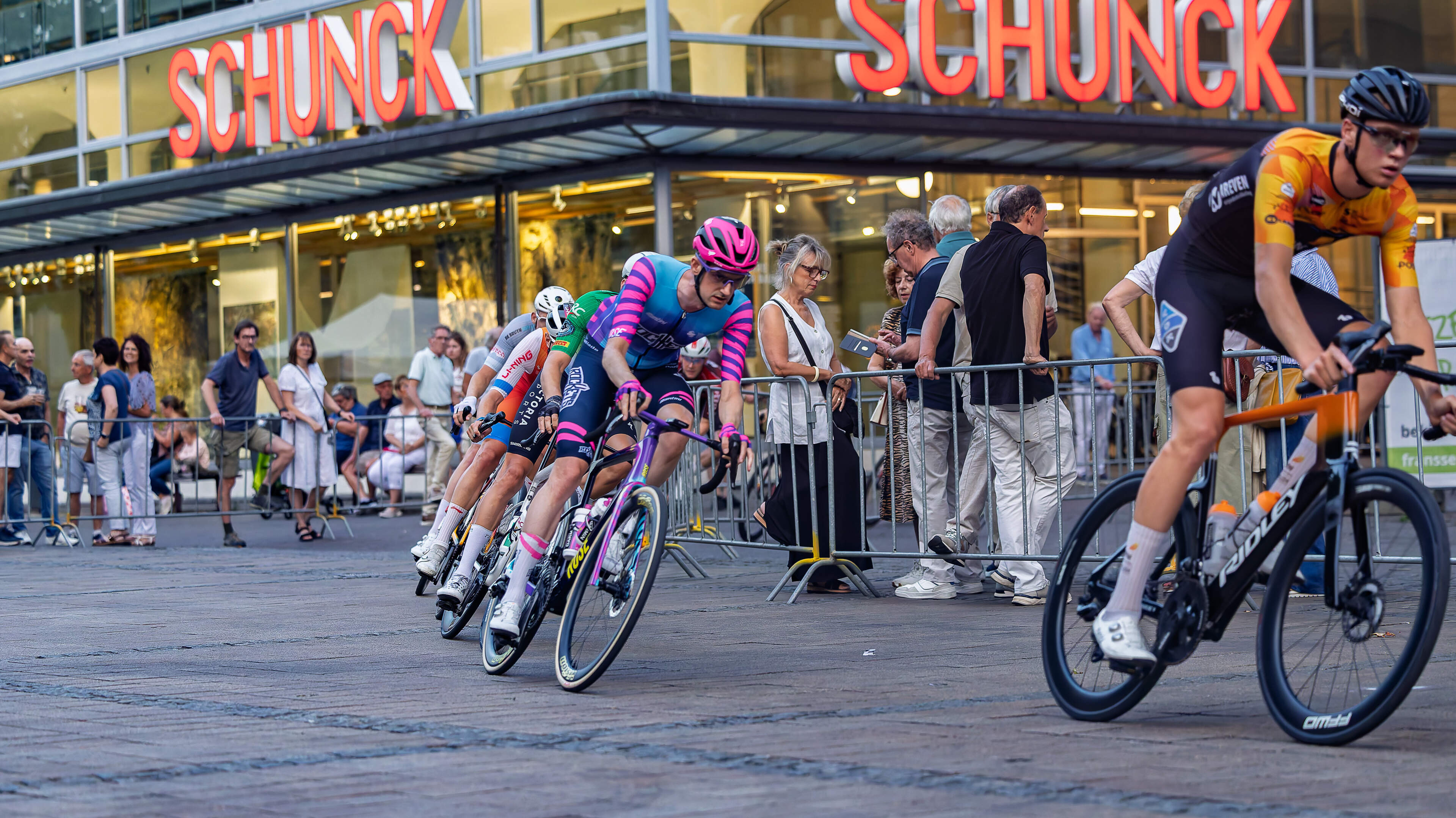 De helden van weleer fietsen in de ‘Ronde van Heerlen’ achter een derny