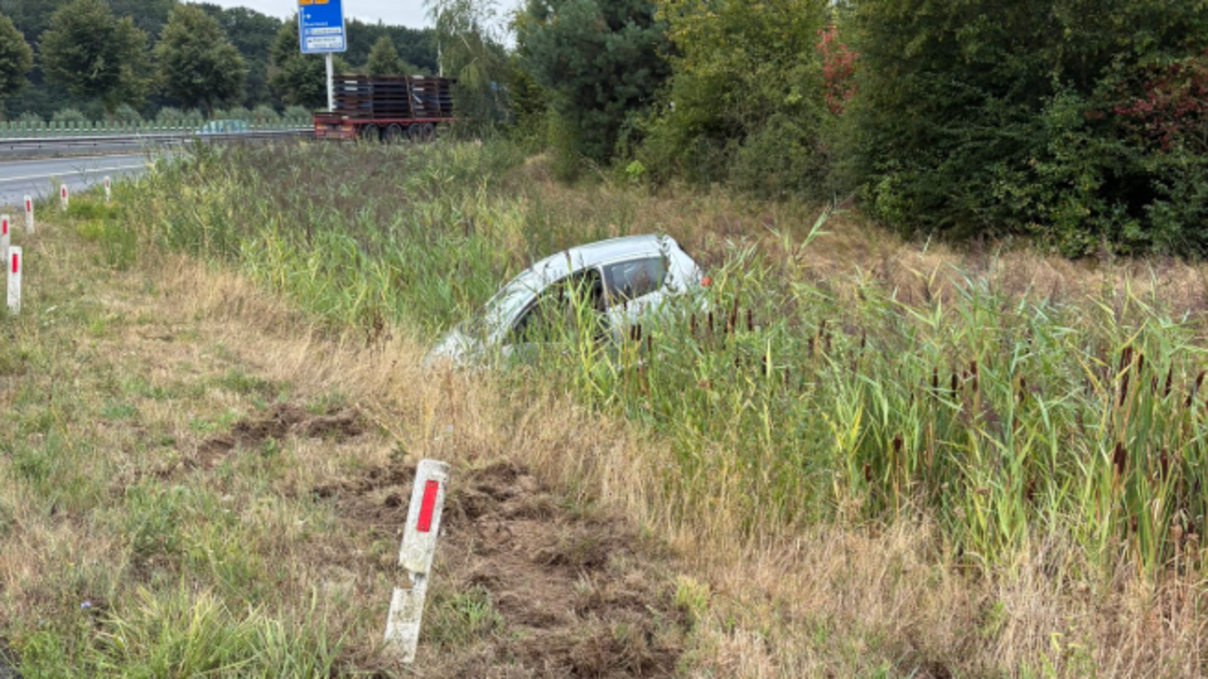 Auto vliegt uit de bocht op afrit A73: bestuurder spoorloos