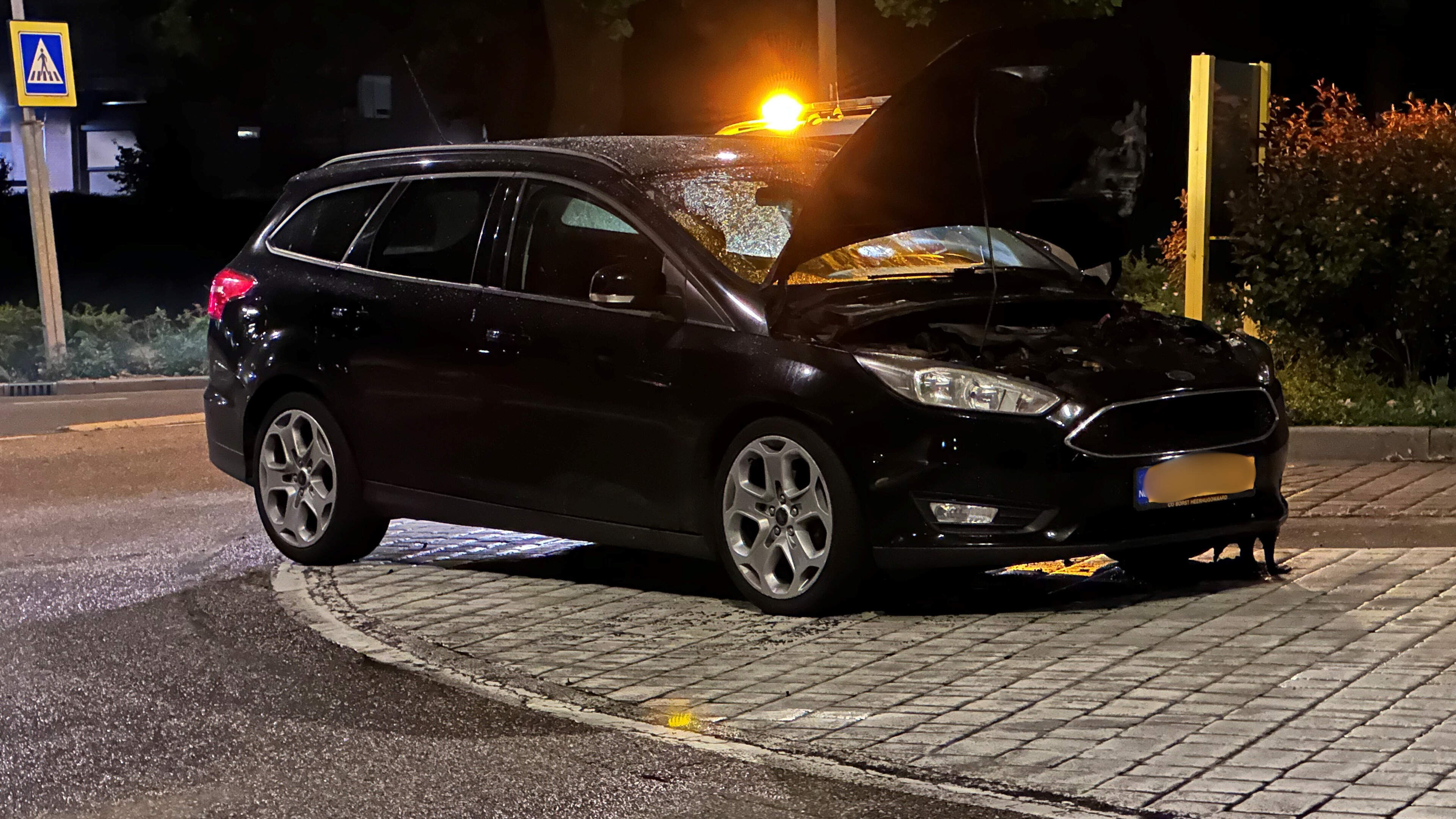 Auto vliegt tijdens het rijden in brand in Heerlen
