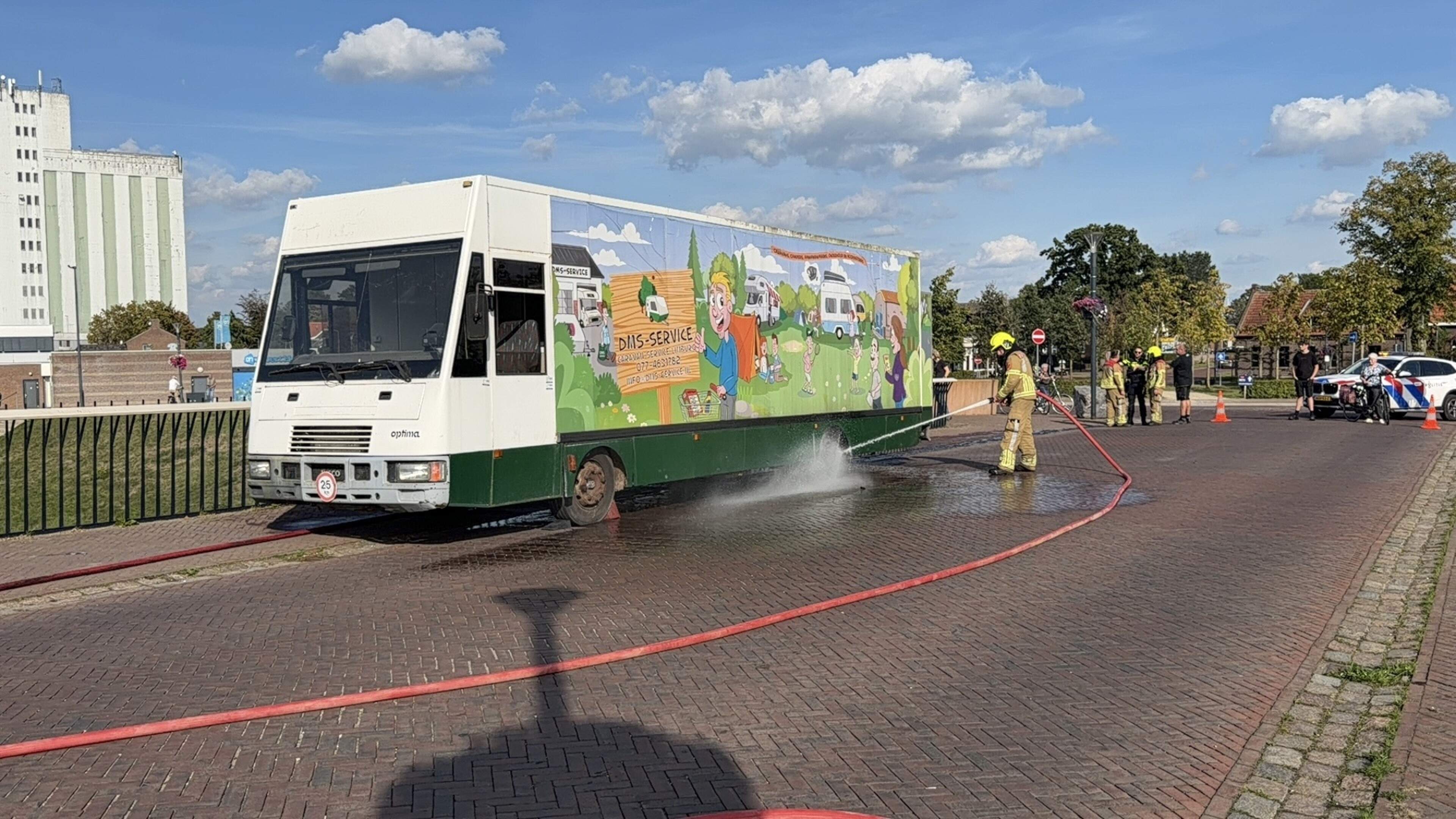 Oude SRV-wagen vliegt in brand in centrum Wanssum