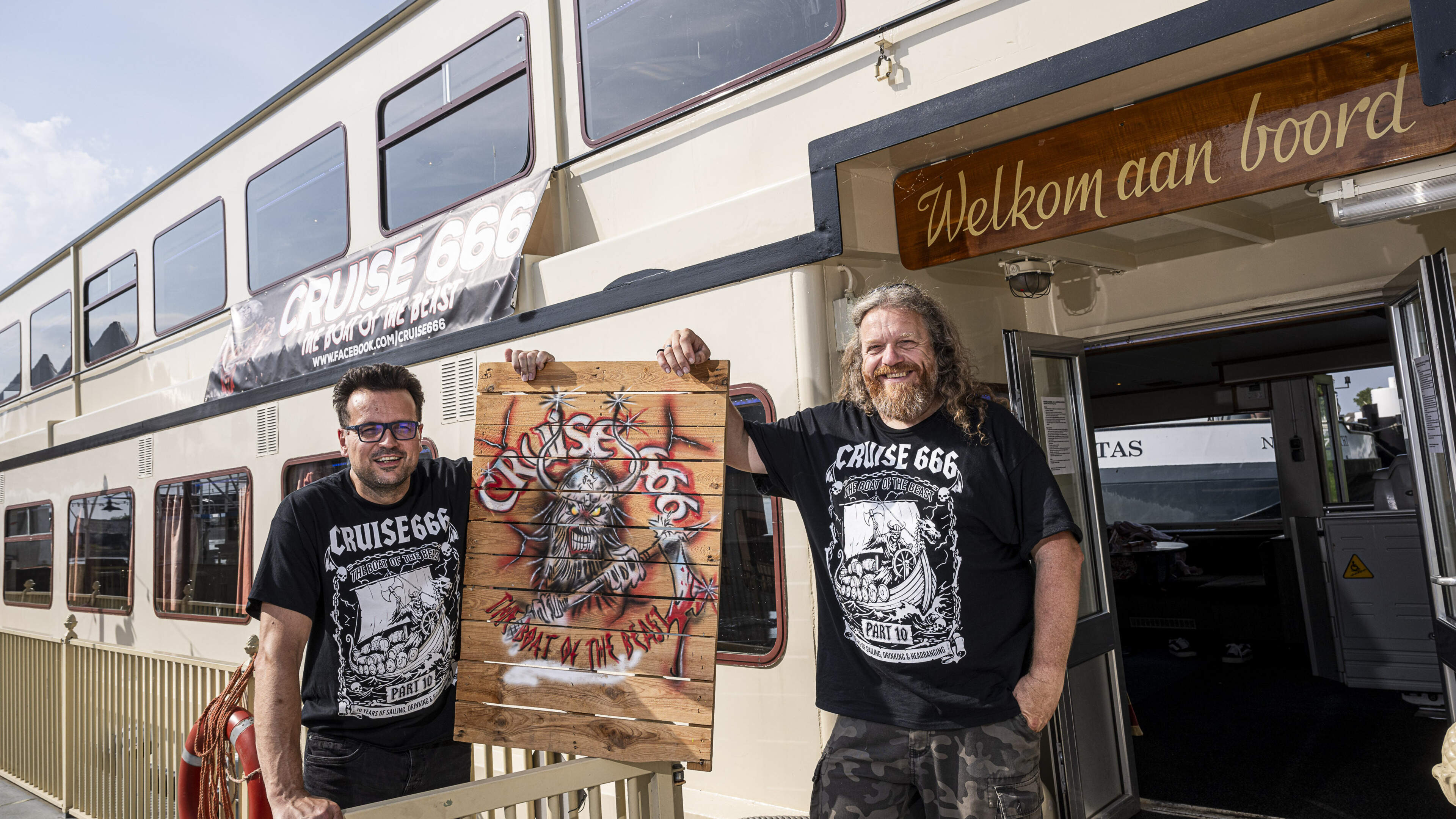 ‘Cruise 666’ van Roger en Patrick is al tien jaar een daverend succes; headbangen en meebrullen op s