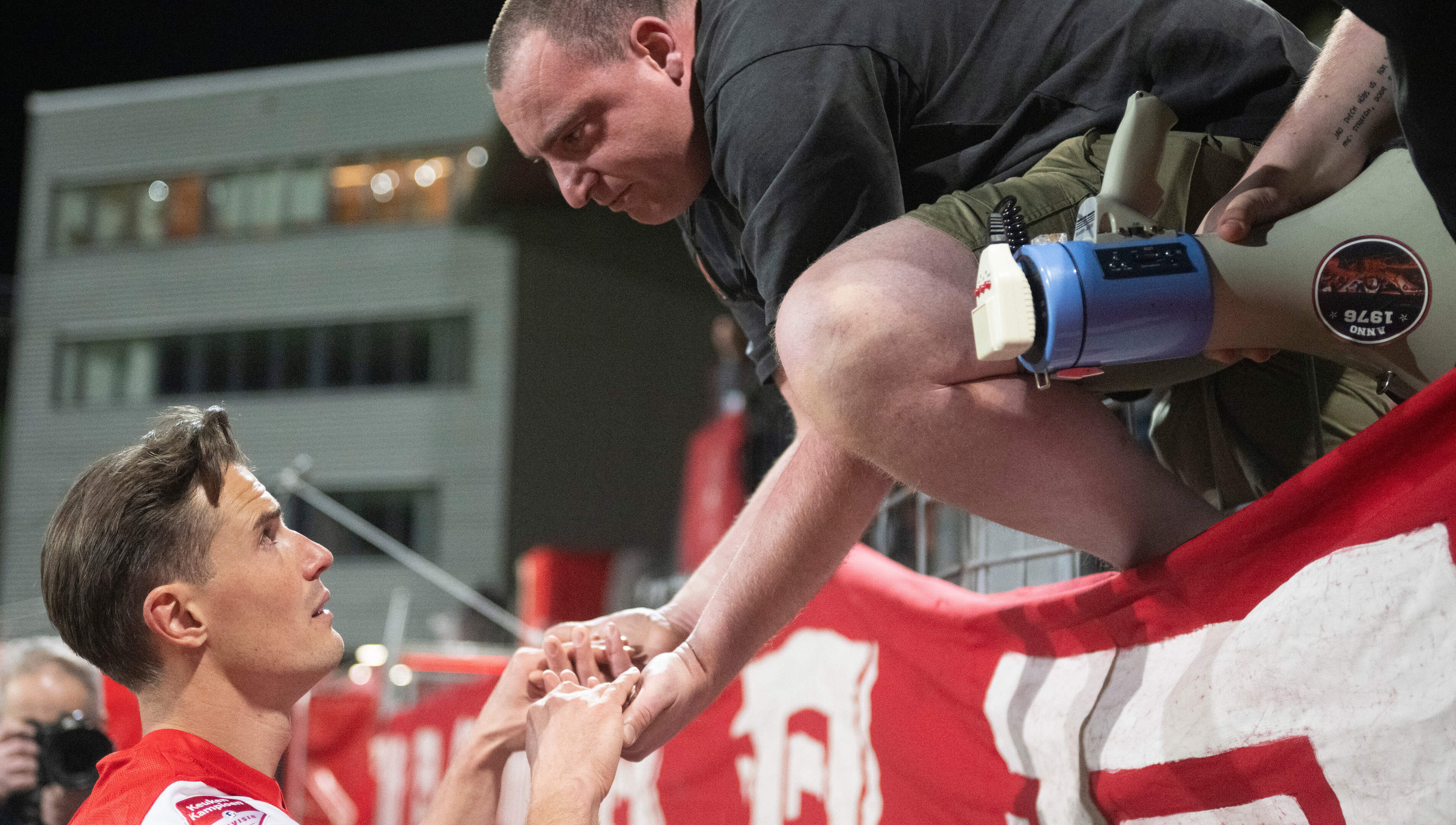 Tranen tijdens emotioneel einde van een ‘kloteseizoen’ dat MVV historisch laag afsluit: ‘Mijn zoontj