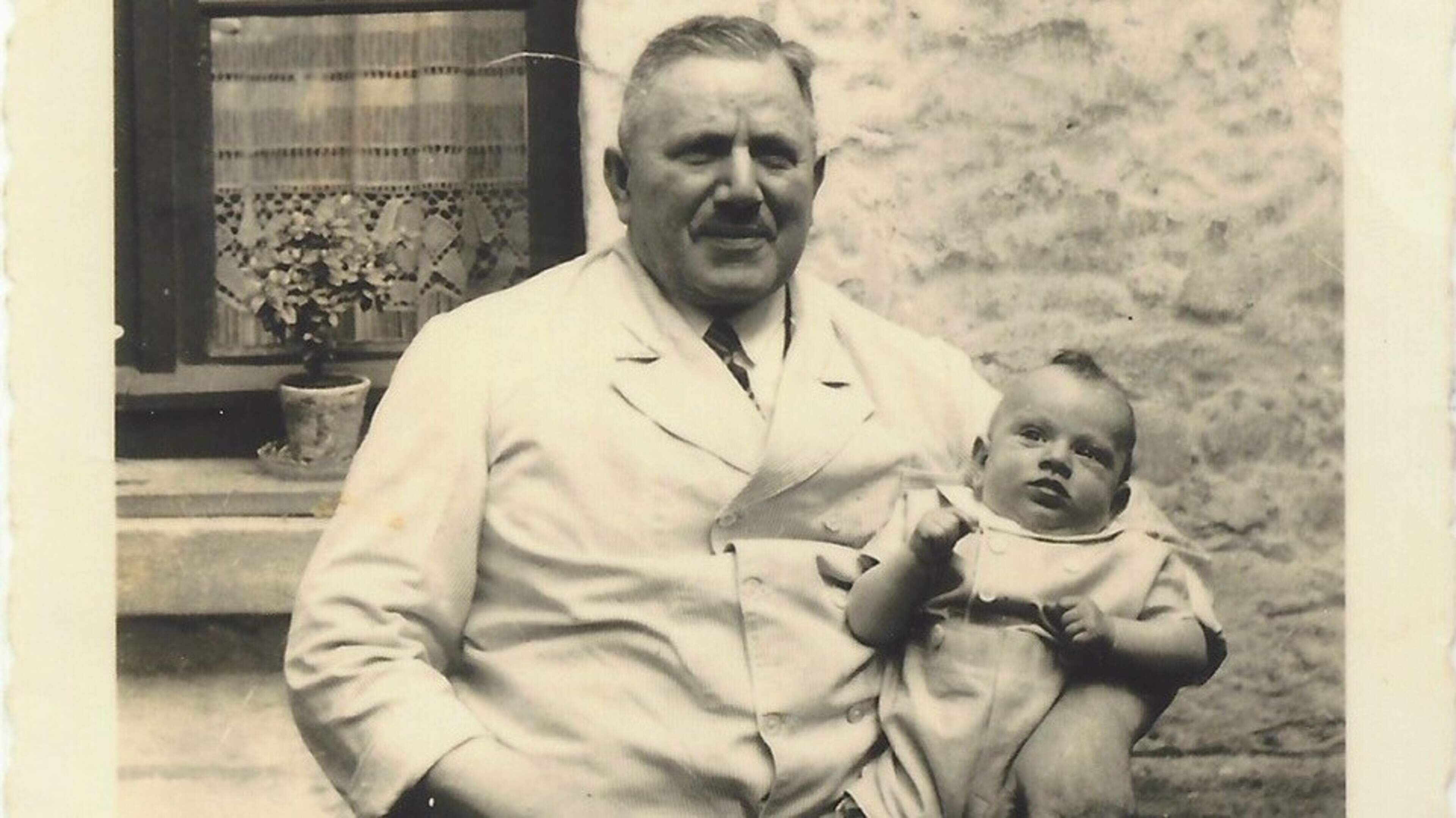 Onthulling Stolpersteine voor Joodse slachtoffers van Tweede Wereldoorlog in Arcen