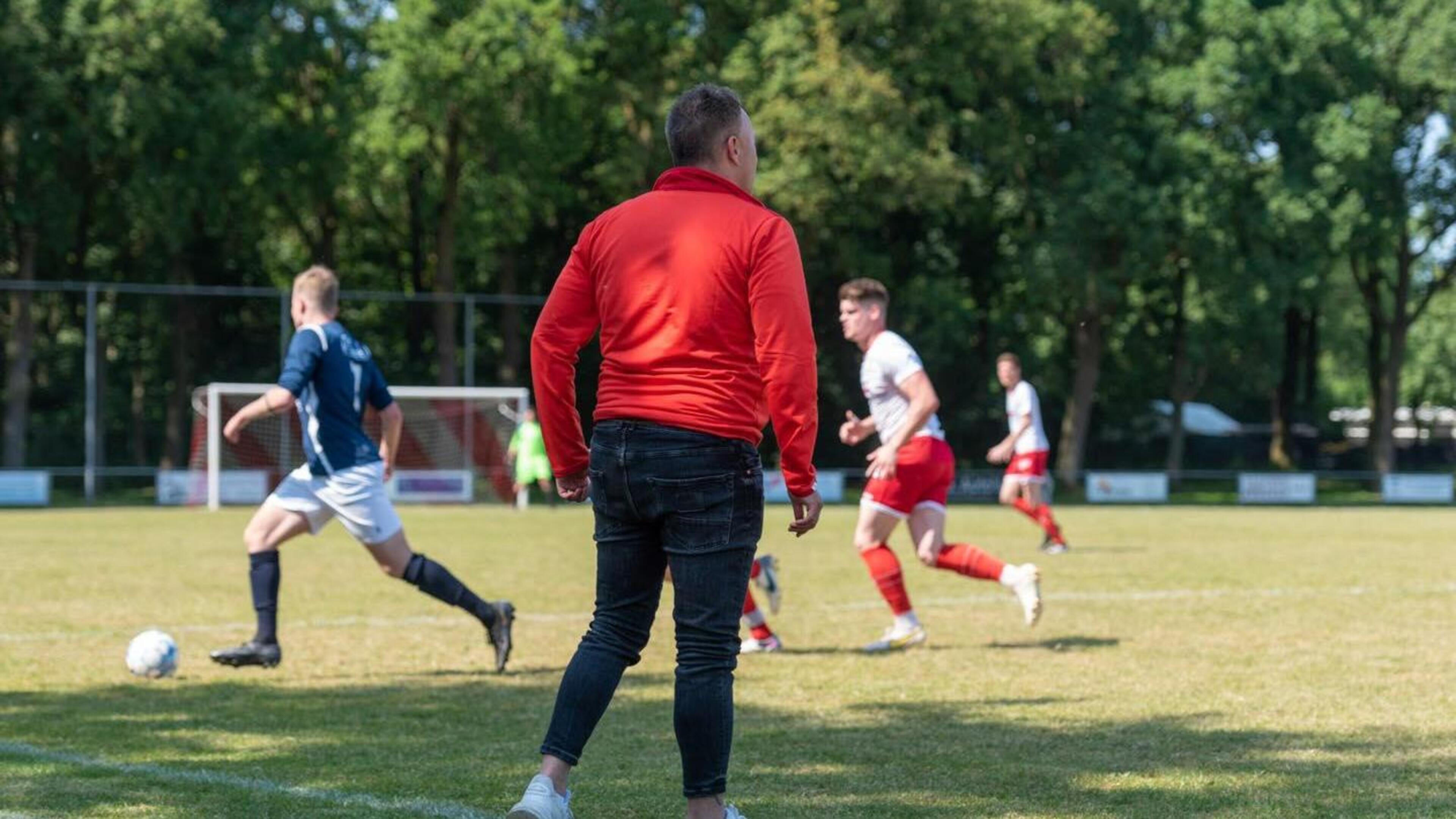 Hoofdtrainer Dave Fermont vertrekt per direct bij VV Roosteren