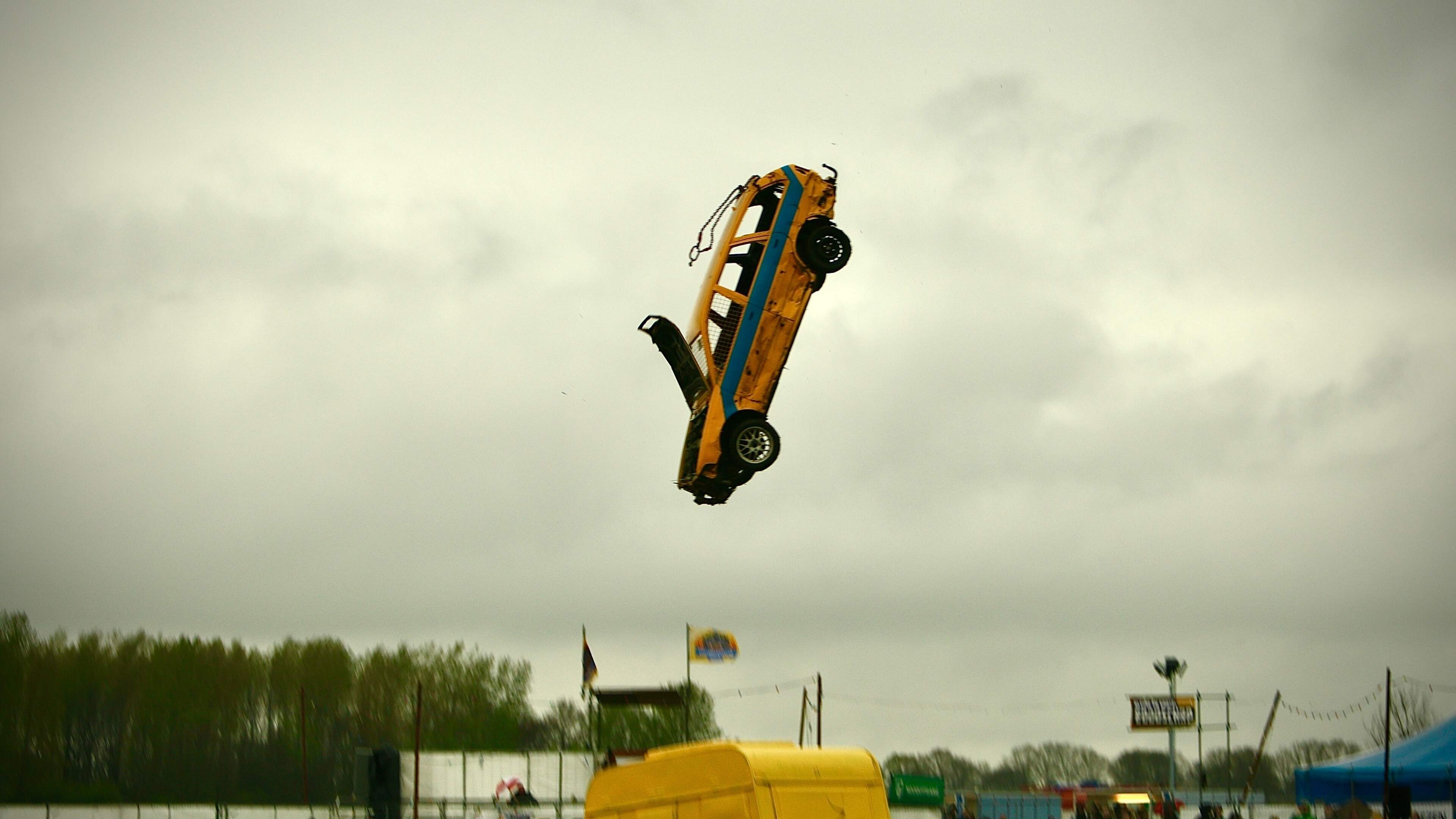 Geen vredig grazende koeien, maar lawaaierige raceauto’s in de wei in Veulen: ‘Zorgen voor wat reuri