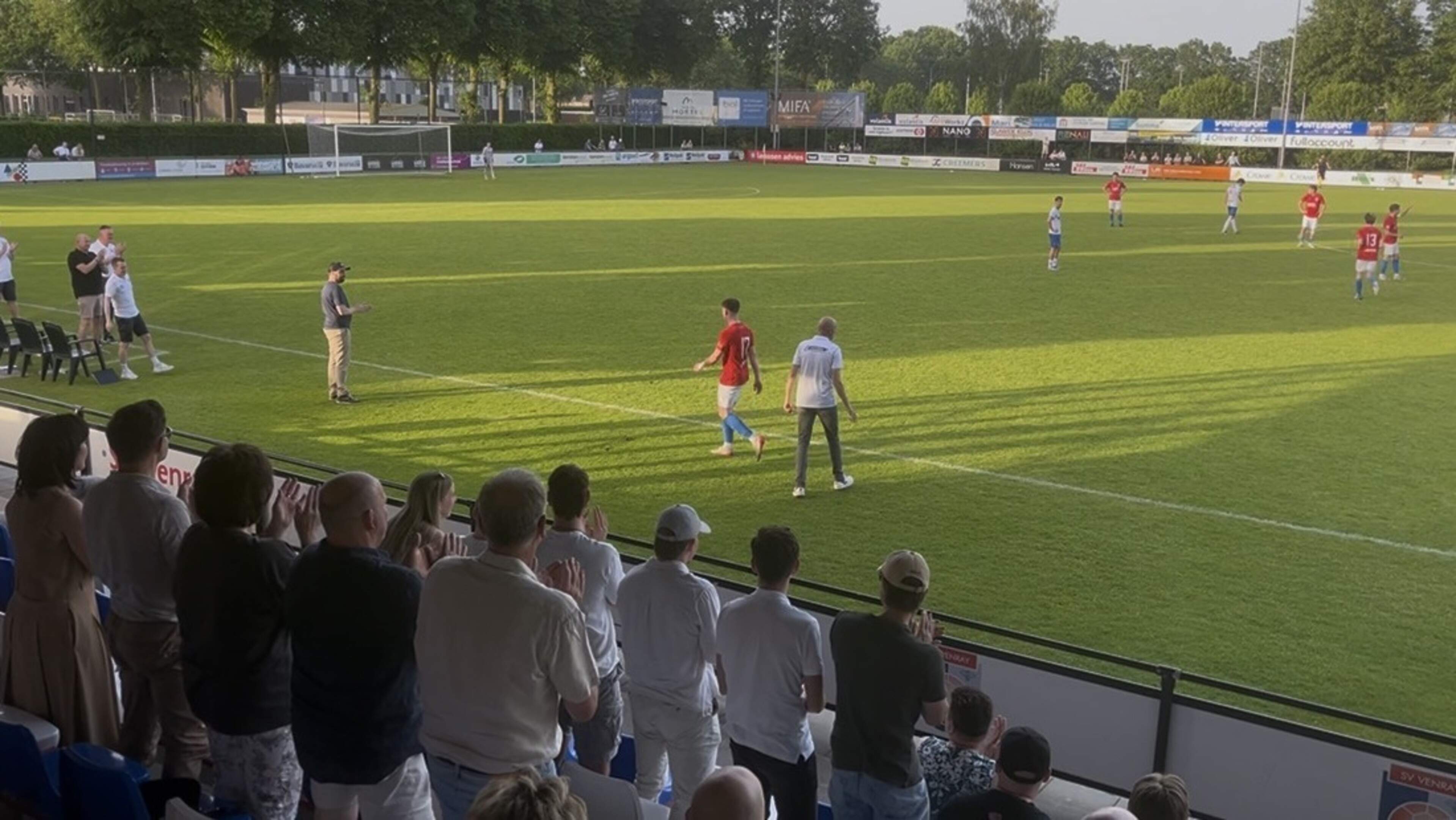 Tranen vloeien bij SV Venray na publiekswissel van afscheid nemende Jesse Peeters: ‘Ik heb hem gezeg