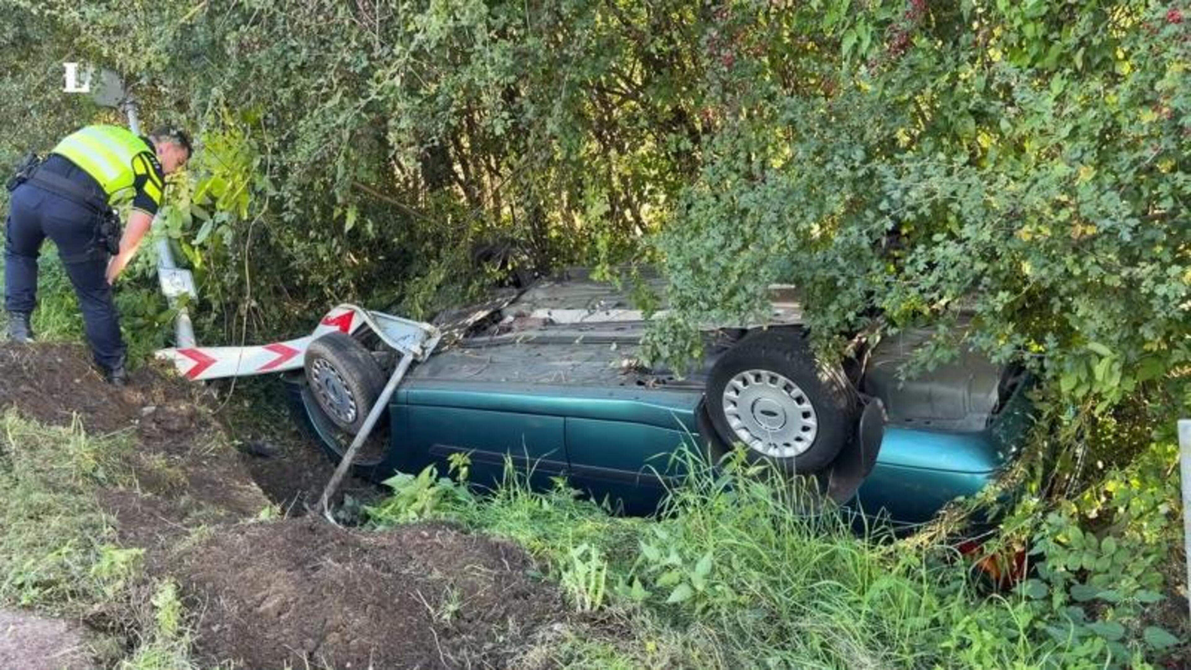 Auto belandt op zijn kop in Maastricht