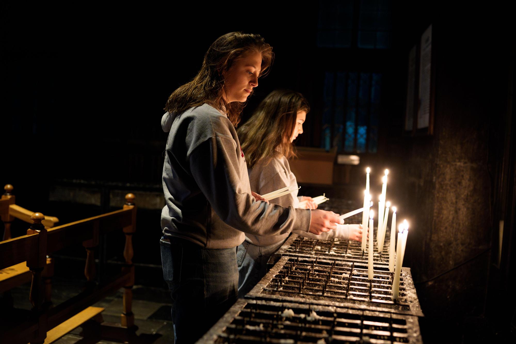 Roos (22) en Xanthe (21) laten op de donkerste dag van het jaar 260 ...