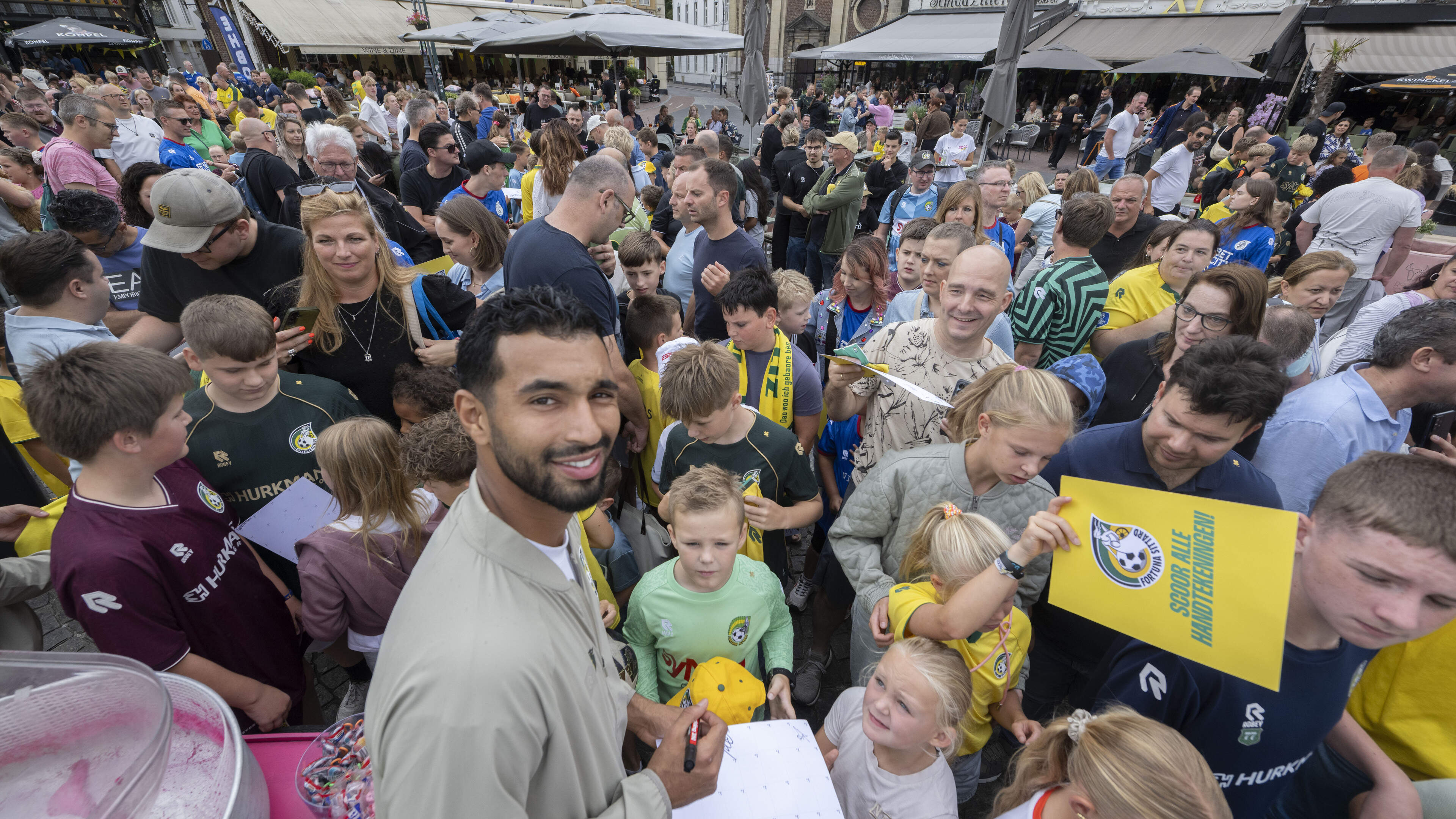 Fortuna Fandag in Sittard: de clubliefde stroomt en de kassa rinkelt