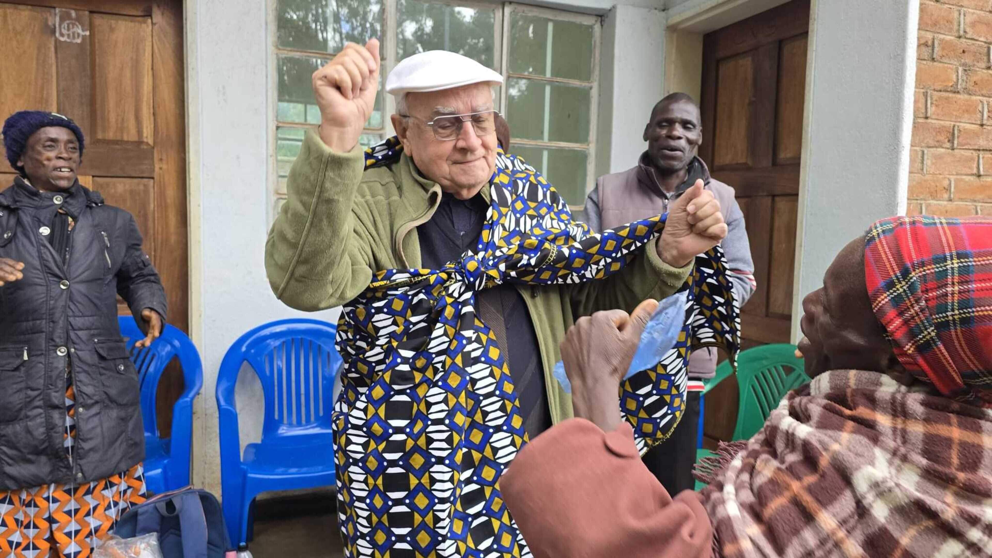 Pater Jo Kuppens (84) verlaat zijn geliefde Afrika en komt in Heythuysen wonen