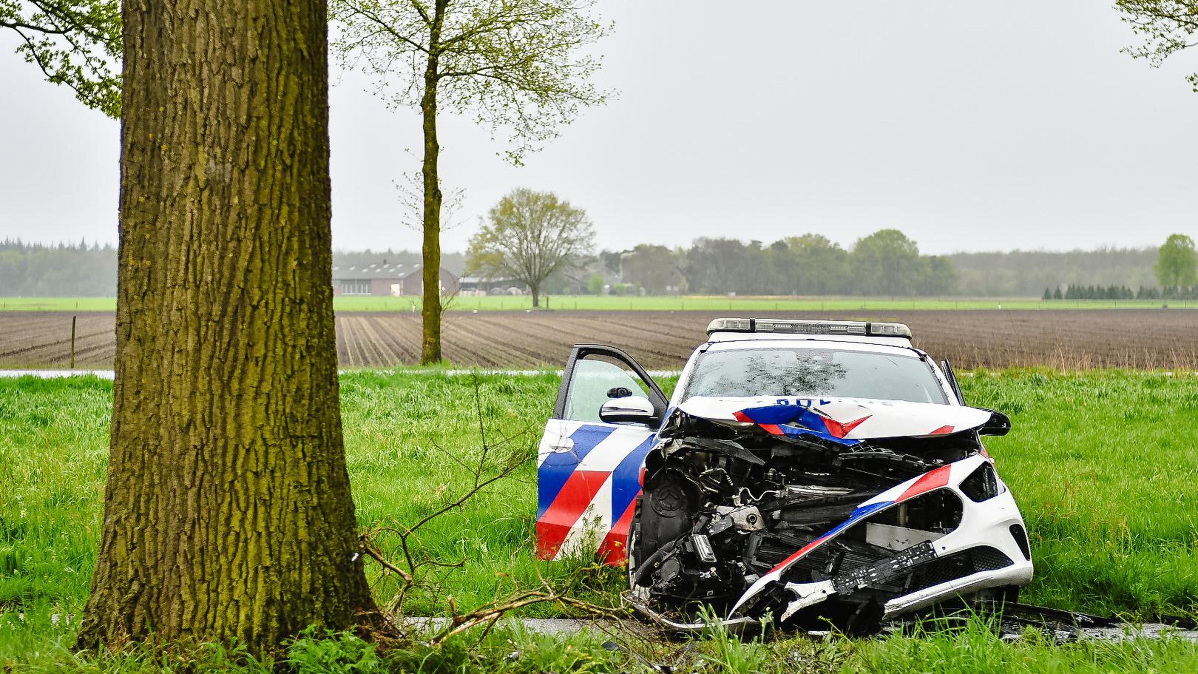 Twee agenten raken gewond bij botsing politieauto tegen boom in Leunen