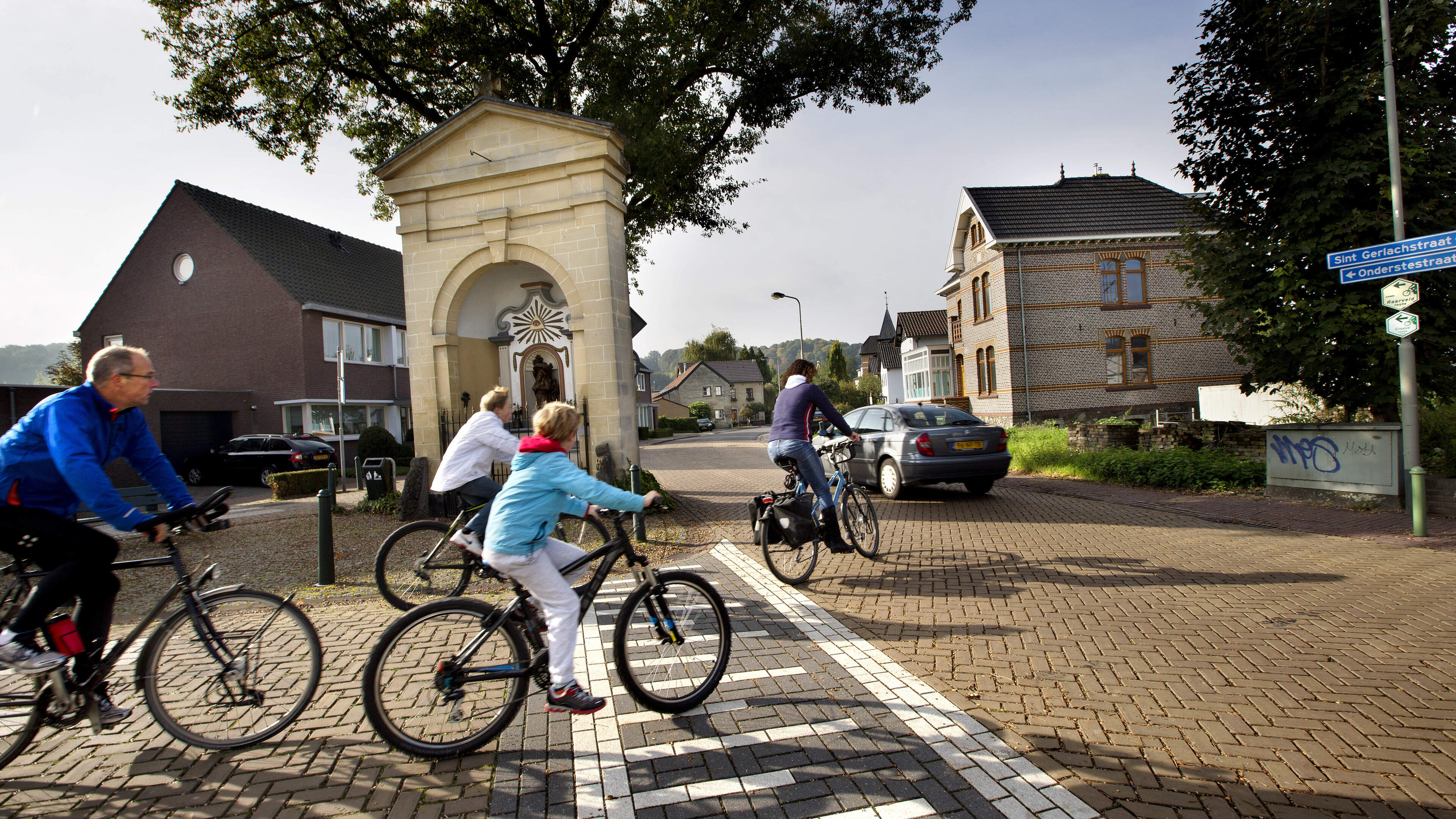 Zorgen over extra verkeer in Houthem nu twee belangrijke wegen tegelijk dicht zijn