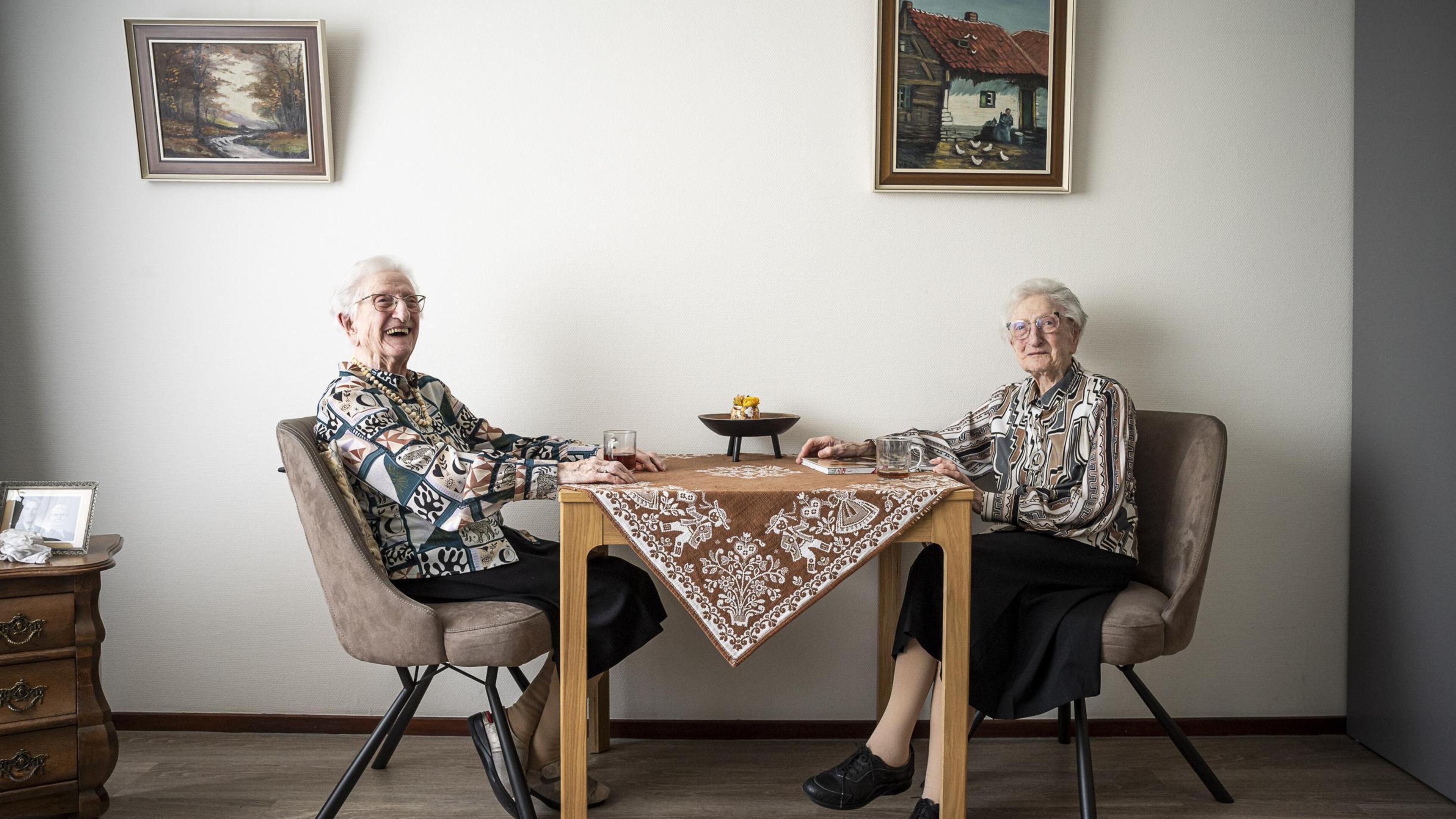 Leida en Anna uit Maasbracht zijn de oudste tweeling van het land: binnenkort worden ze 102