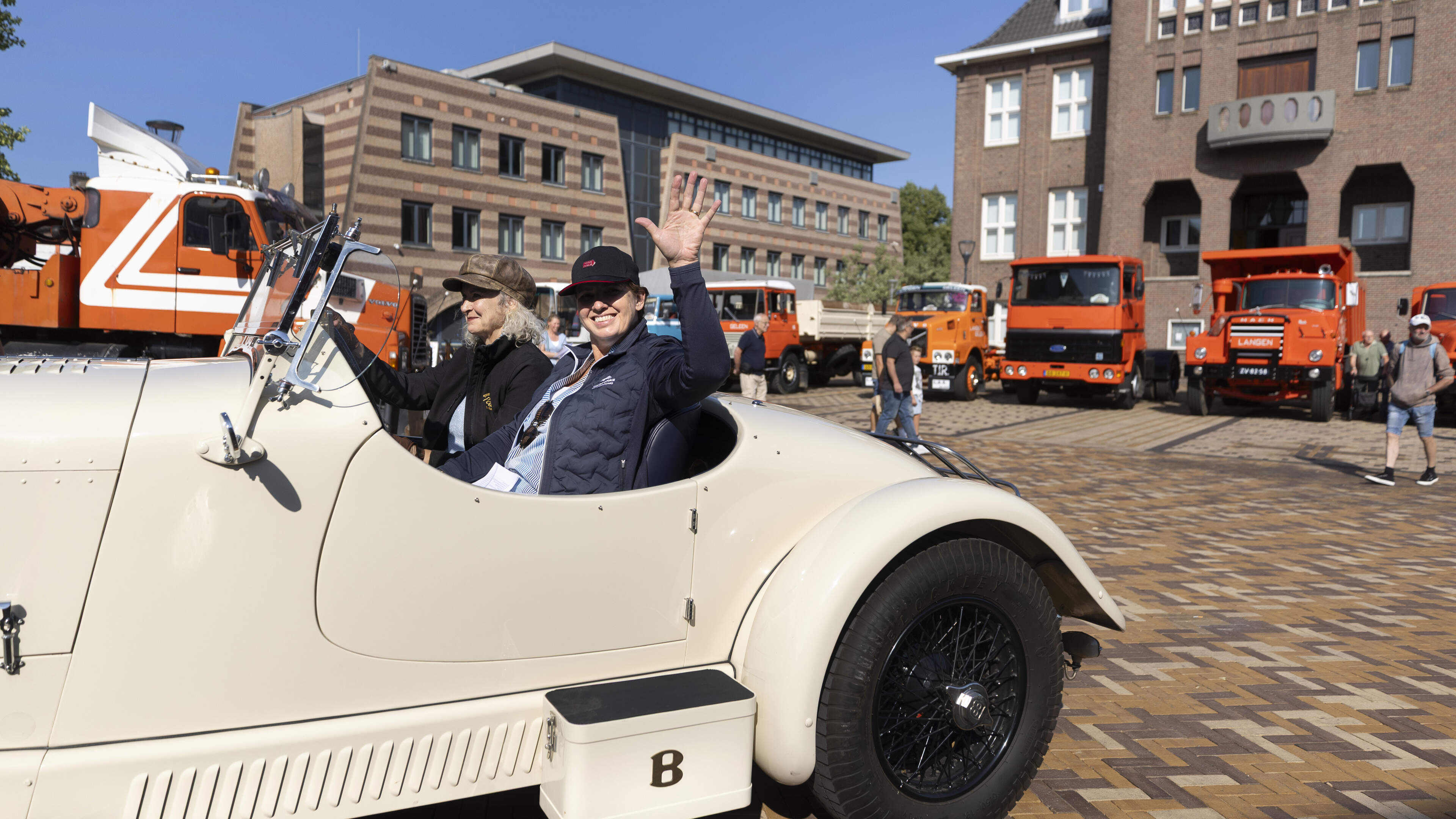 Op pad met ruim tweehonderd oldtimers die in parade vertrekken vanuit Geleen: ‘Deze is van mijn opa 