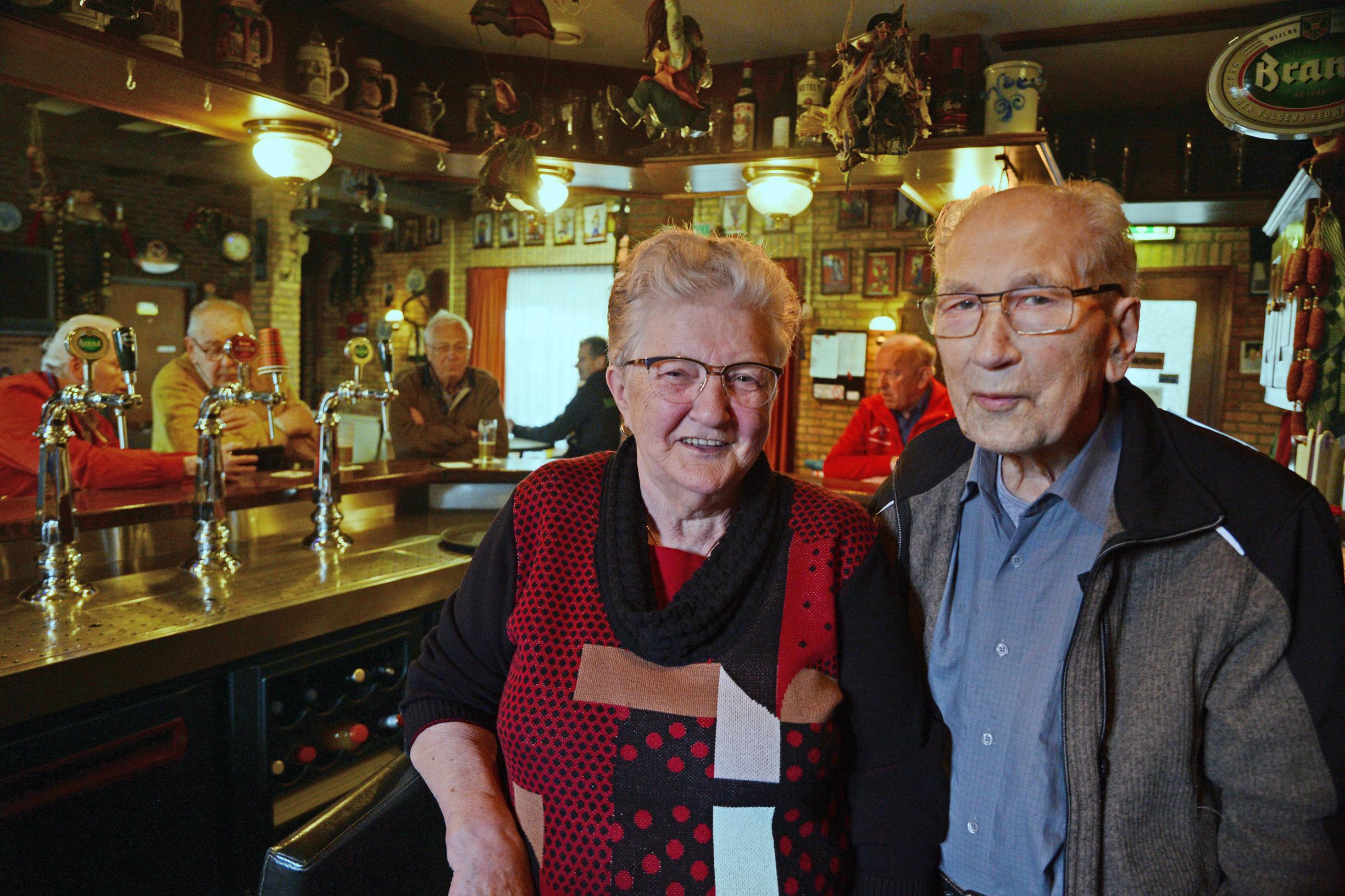 Bij tachtigers Annie en Jan van café Geloë mogen de stamgasten zelf hun consumpties turven
