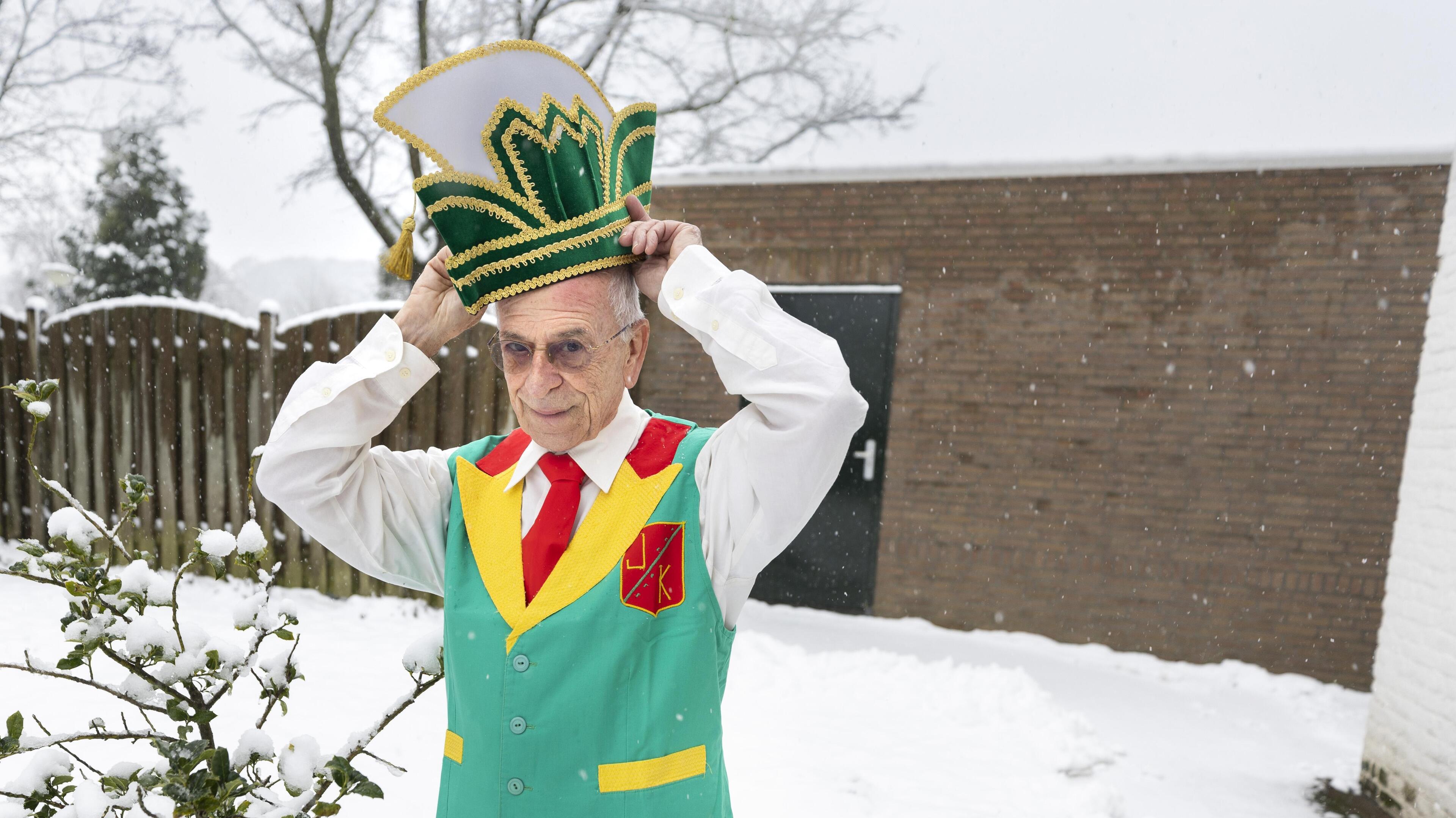 Kapelaan Ben (82) hangt al 55 jaar de slingers op voor het jeugdcarnaval Schinnen
